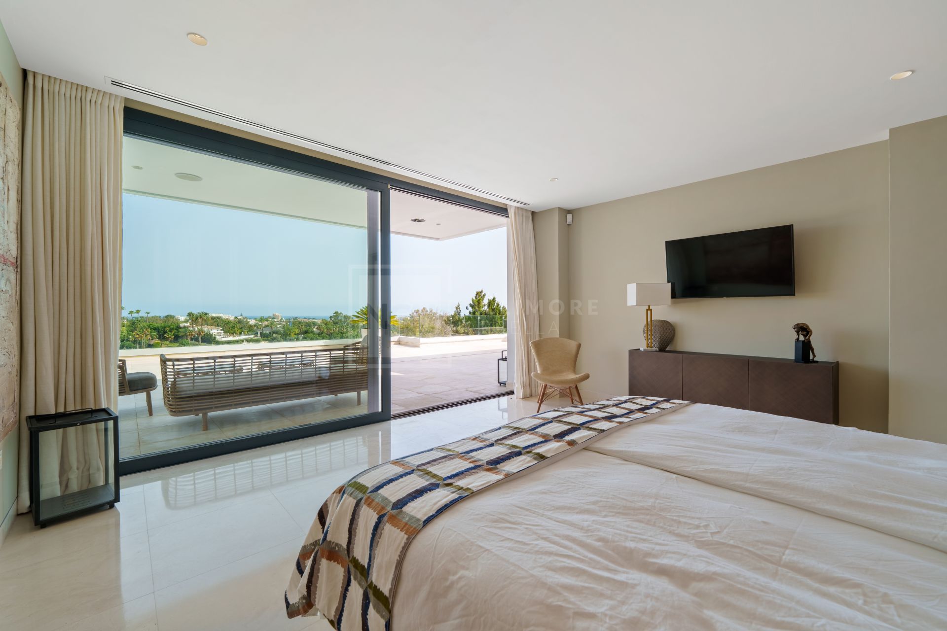 5-BEDROOM FRONT-LINE GOLF VILLA IN NUEVA ANDALUCIA