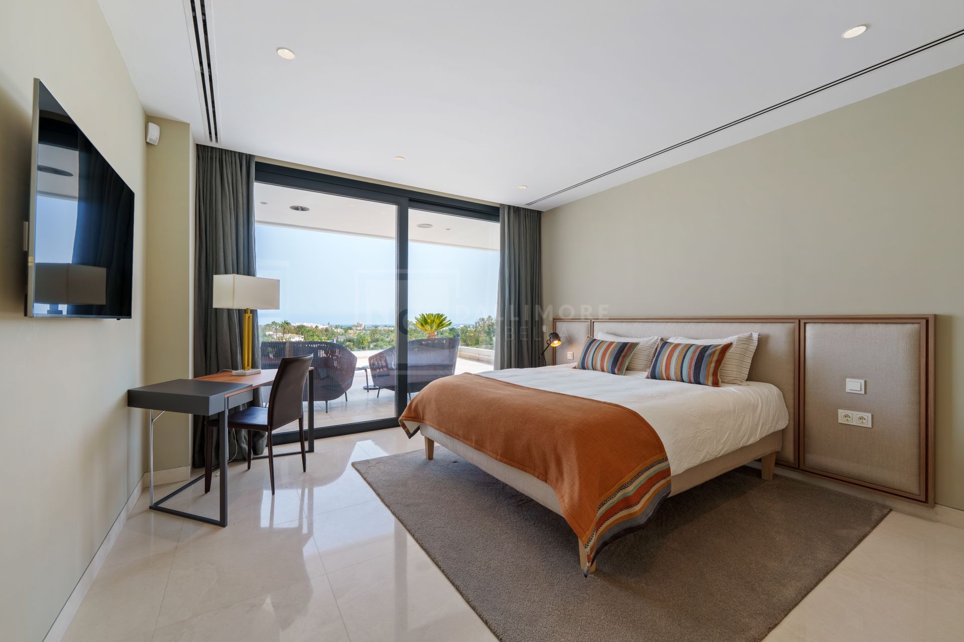 5-BEDROOM FRONT-LINE GOLF VILLA IN NUEVA ANDALUCIA