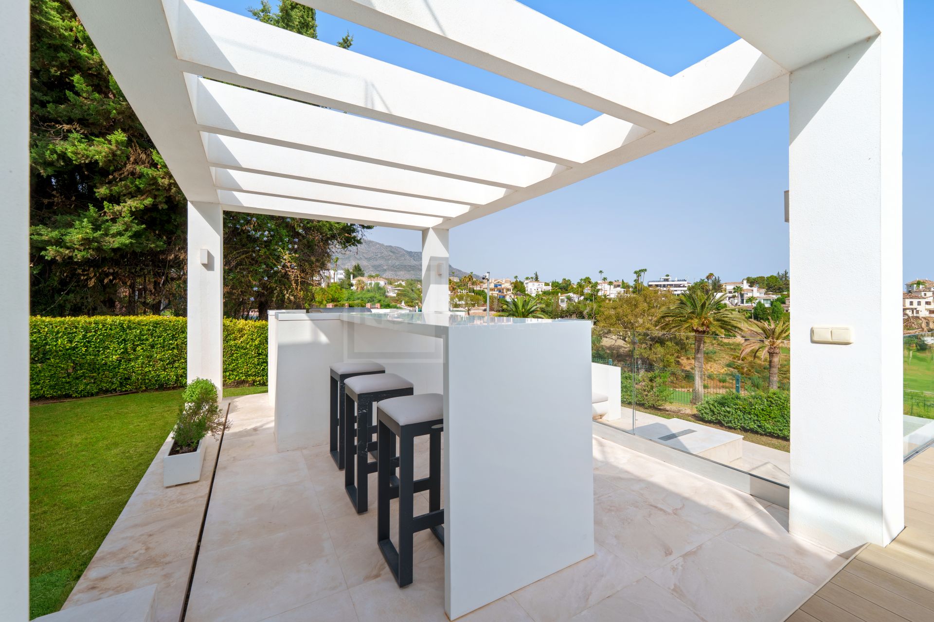 5-BEDROOM FRONT-LINE GOLF VILLA IN NUEVA ANDALUCIA