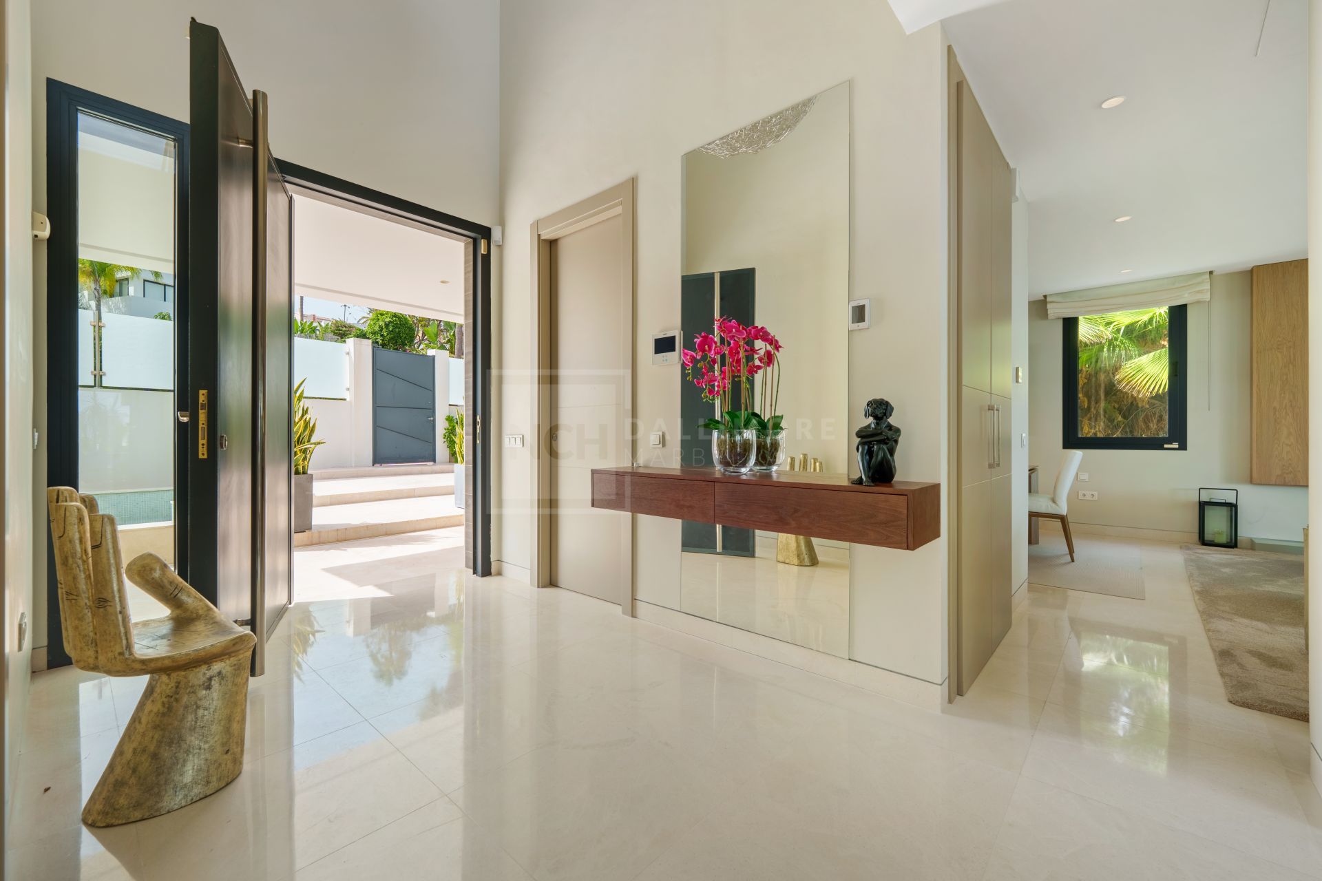 5-BEDROOM FRONT-LINE GOLF VILLA IN NUEVA ANDALUCIA