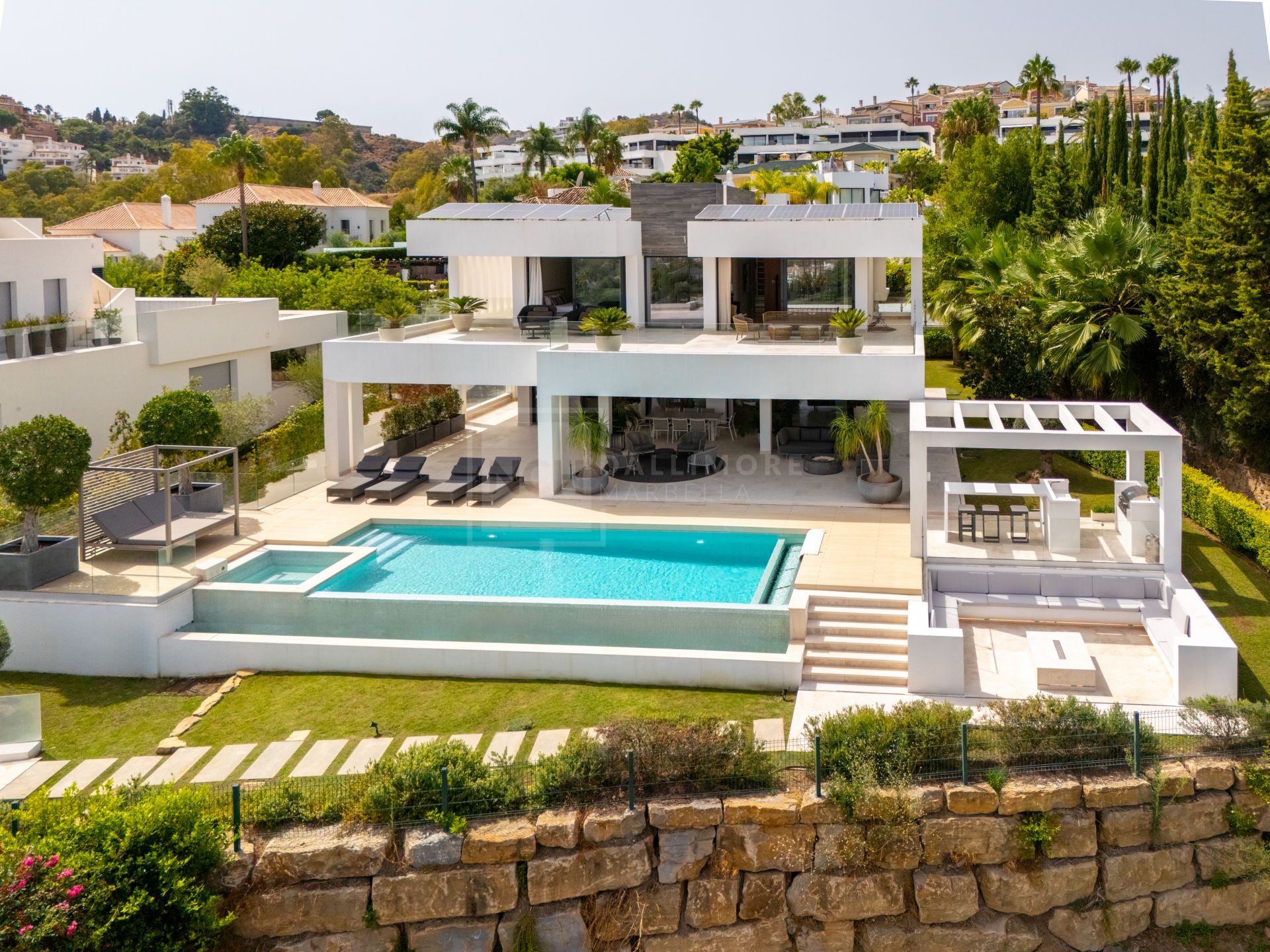5-BEDROOM FRONT-LINE GOLF VILLA IN NUEVA ANDALUCIA