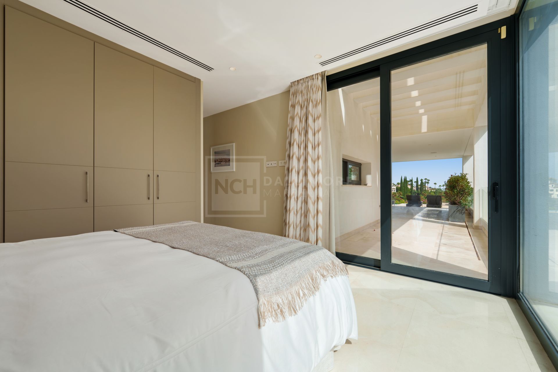 5-BEDROOM FRONT-LINE GOLF VILLA IN NUEVA ANDALUCIA