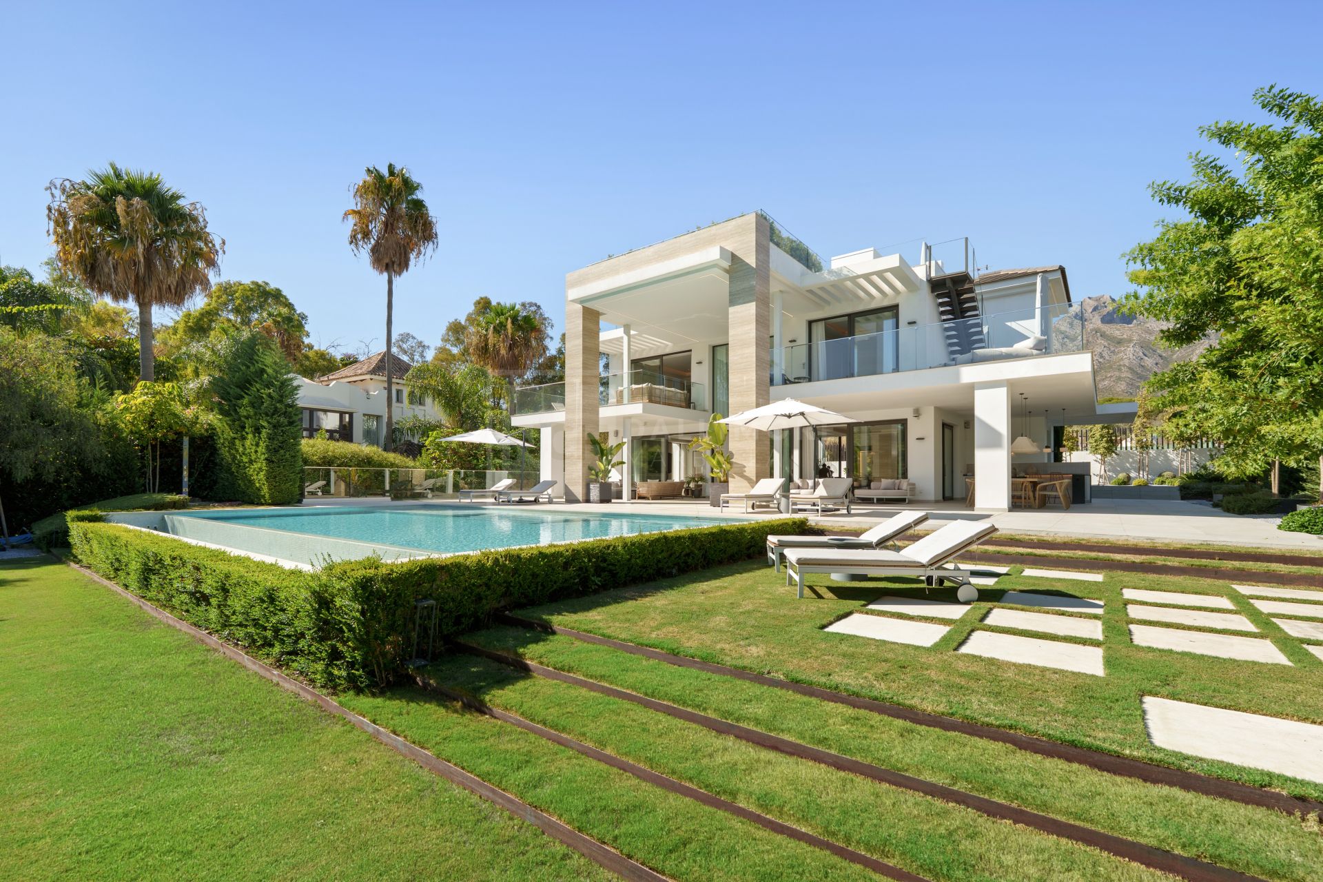 MODERN 6-BEDROOM VILLA LOCATED ON THE GOLDEN MILE