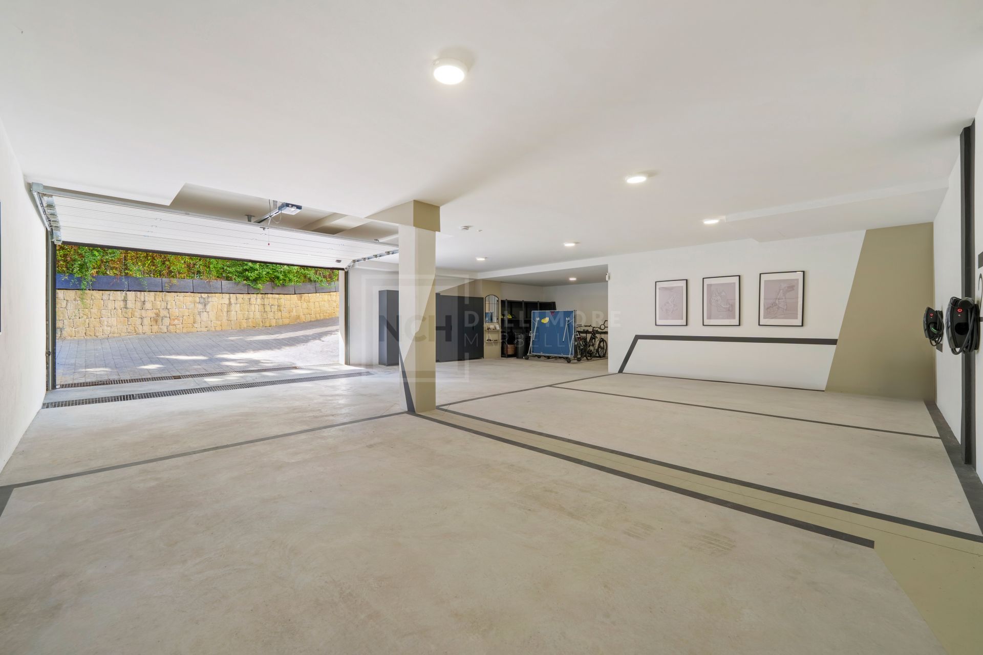 MODERN 6-BEDROOM VILLA LOCATED ON THE GOLDEN MILE