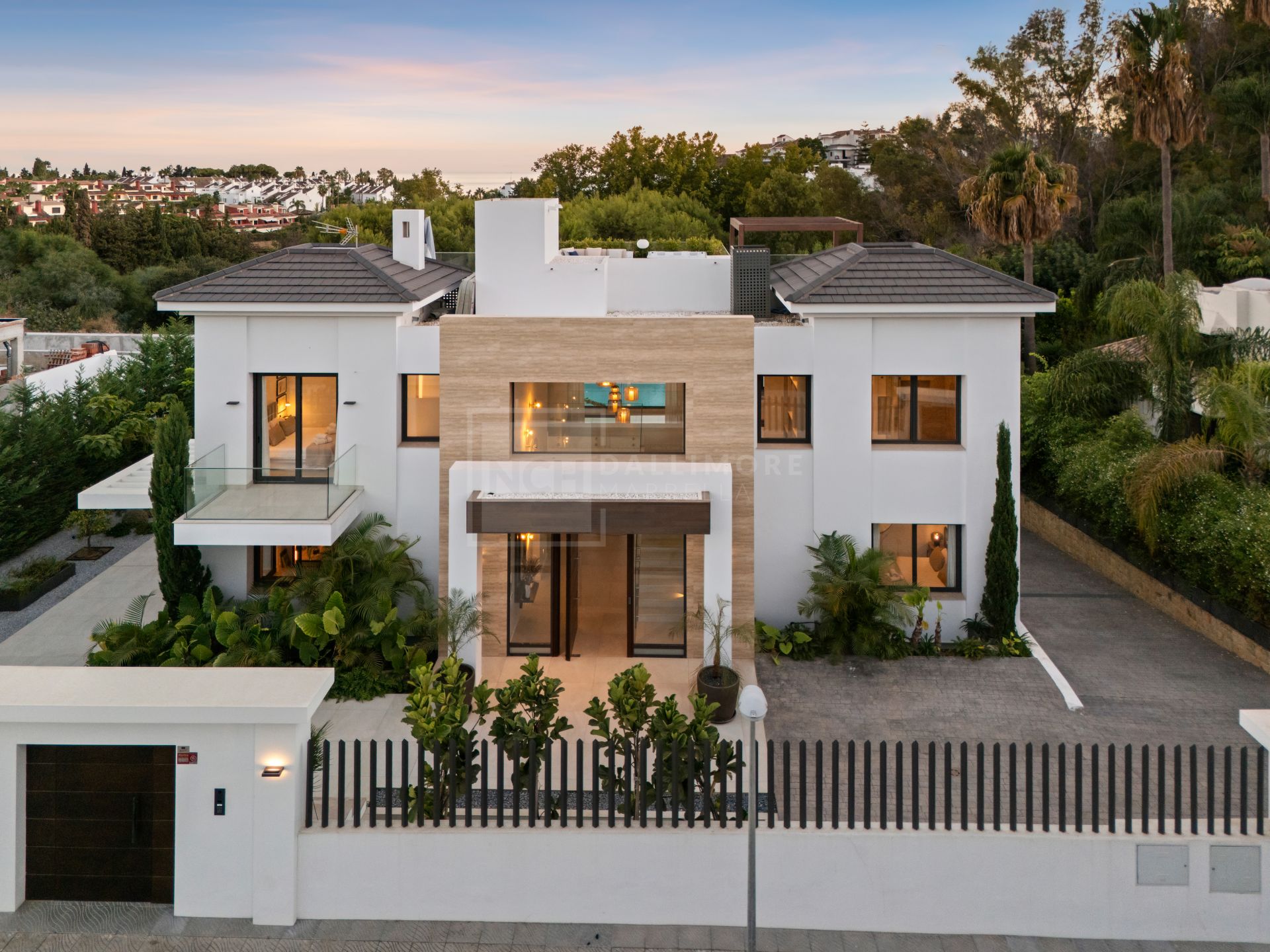 MODERN 6-BEDROOM VILLA LOCATED ON THE GOLDEN MILE