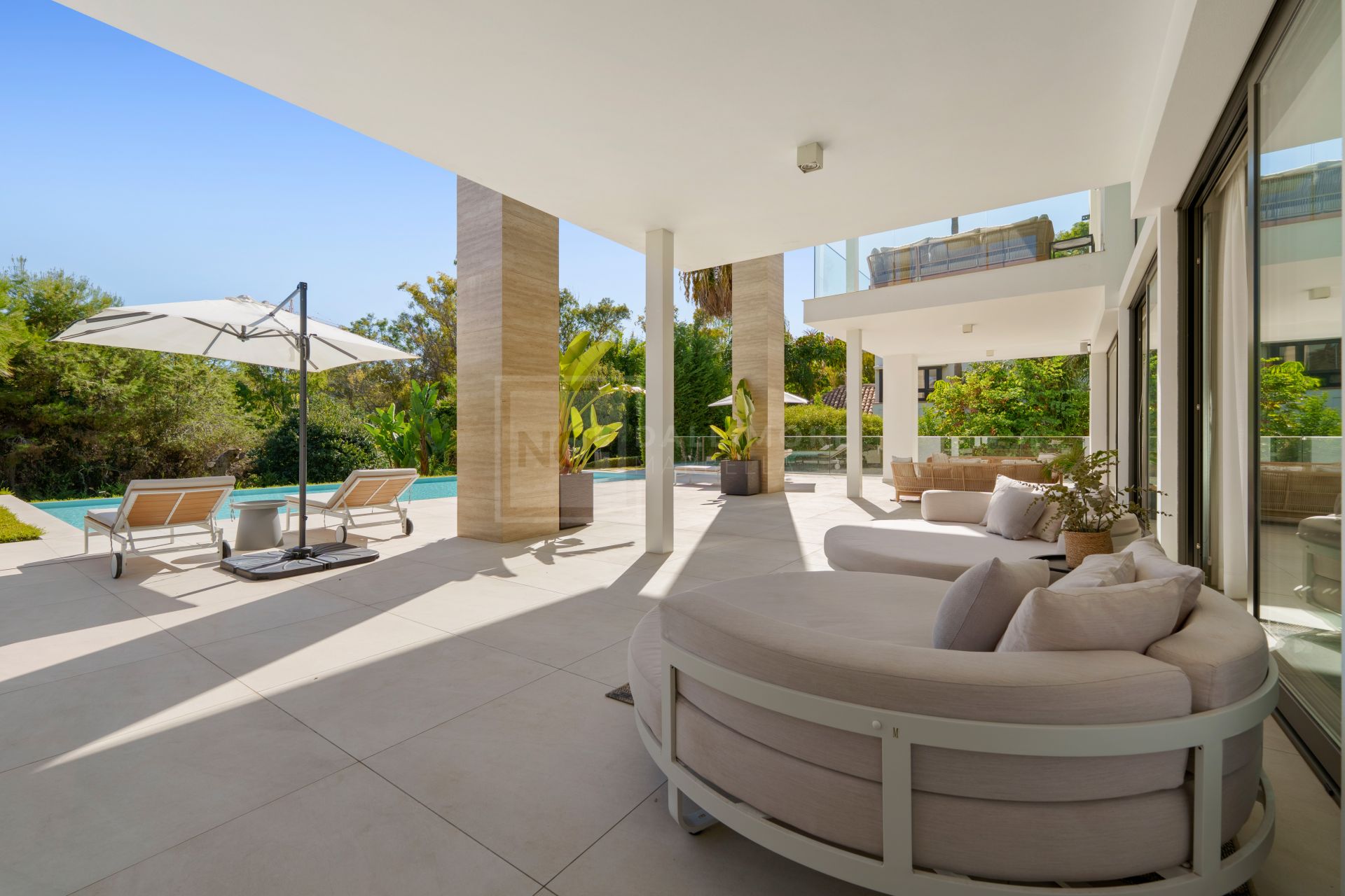 MODERN 6-BEDROOM VILLA LOCATED ON THE GOLDEN MILE