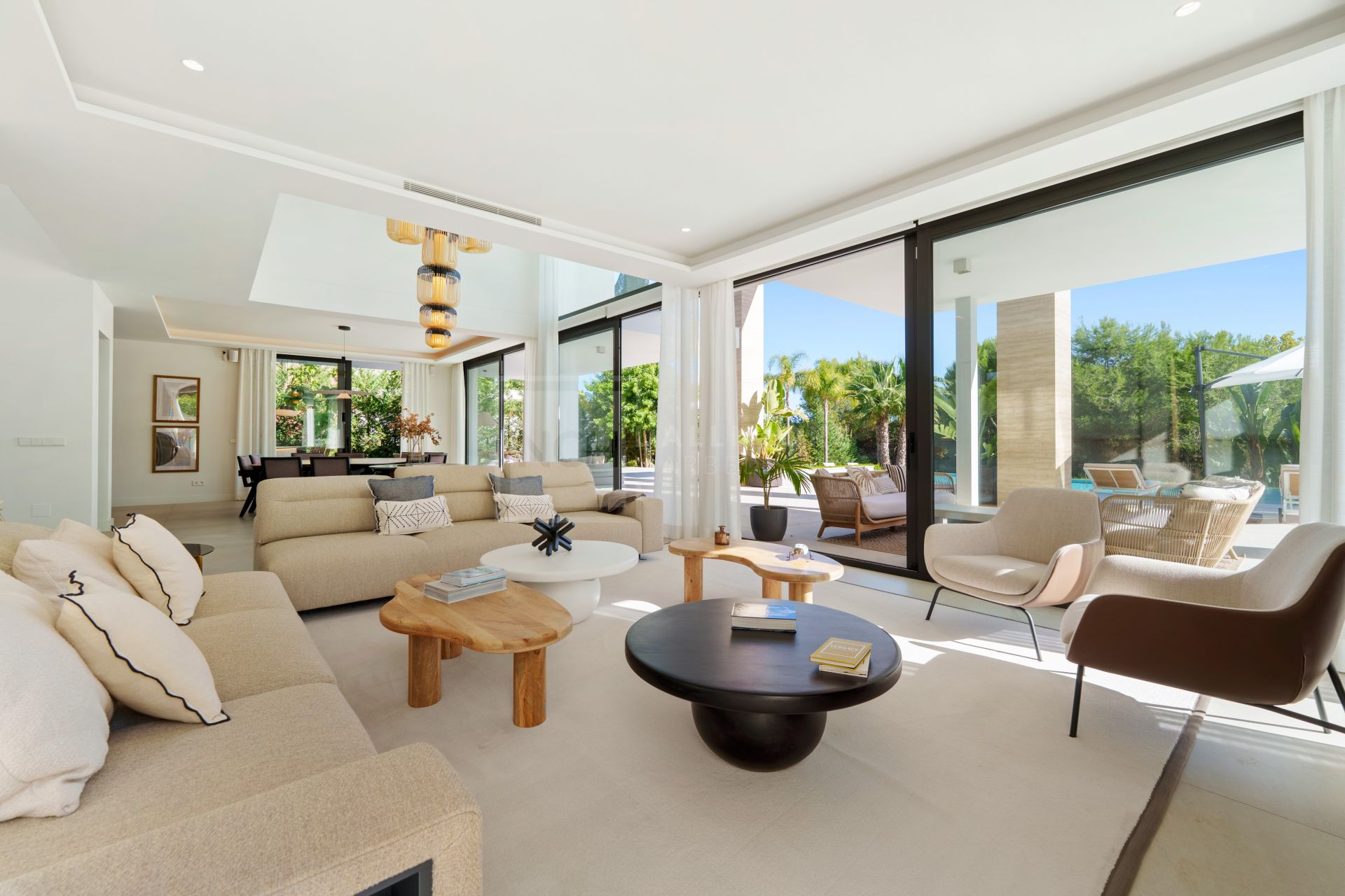 MODERN 6-BEDROOM VILLA LOCATED ON THE GOLDEN MILE