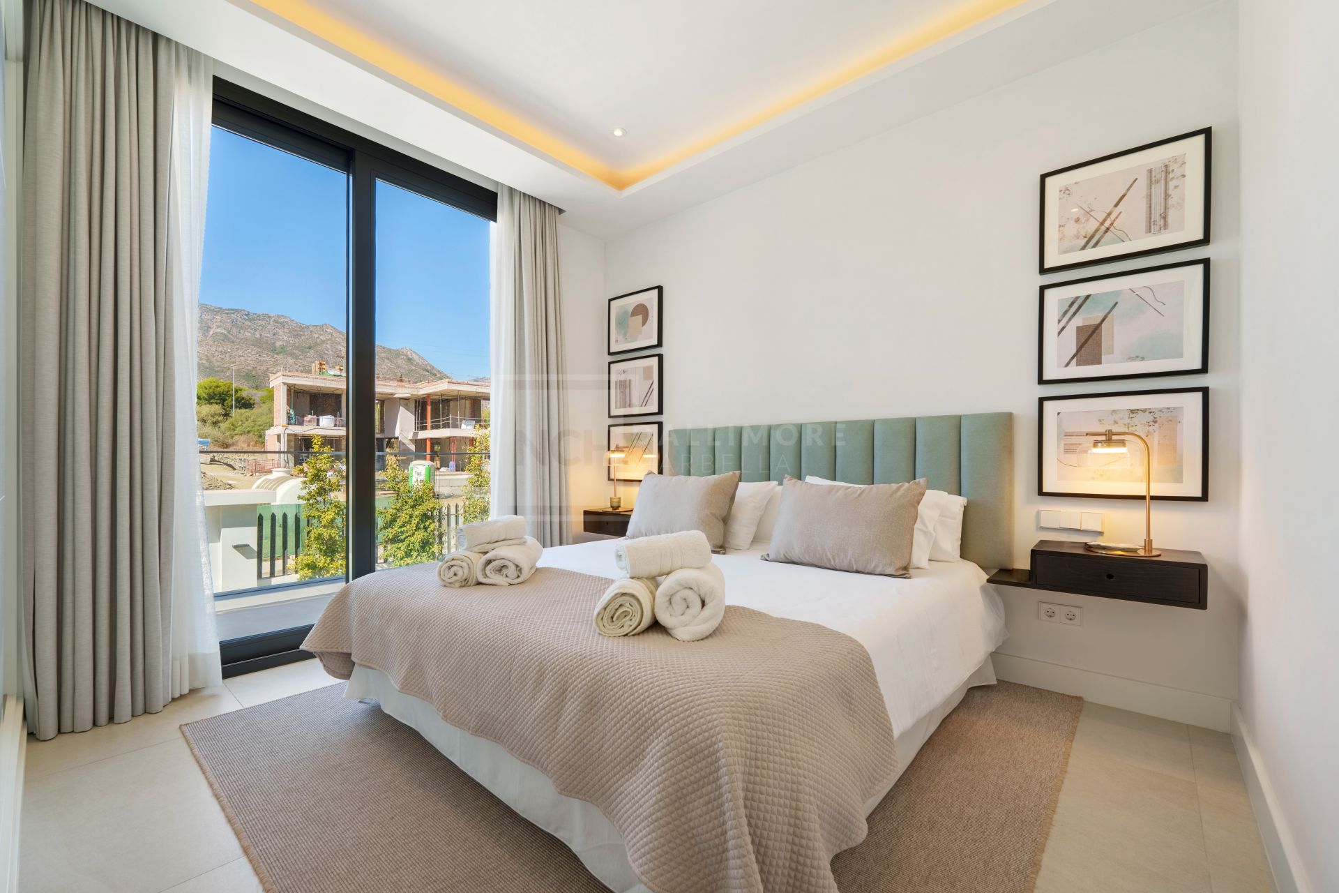 MODERN 6-BEDROOM VILLA LOCATED ON THE GOLDEN MILE