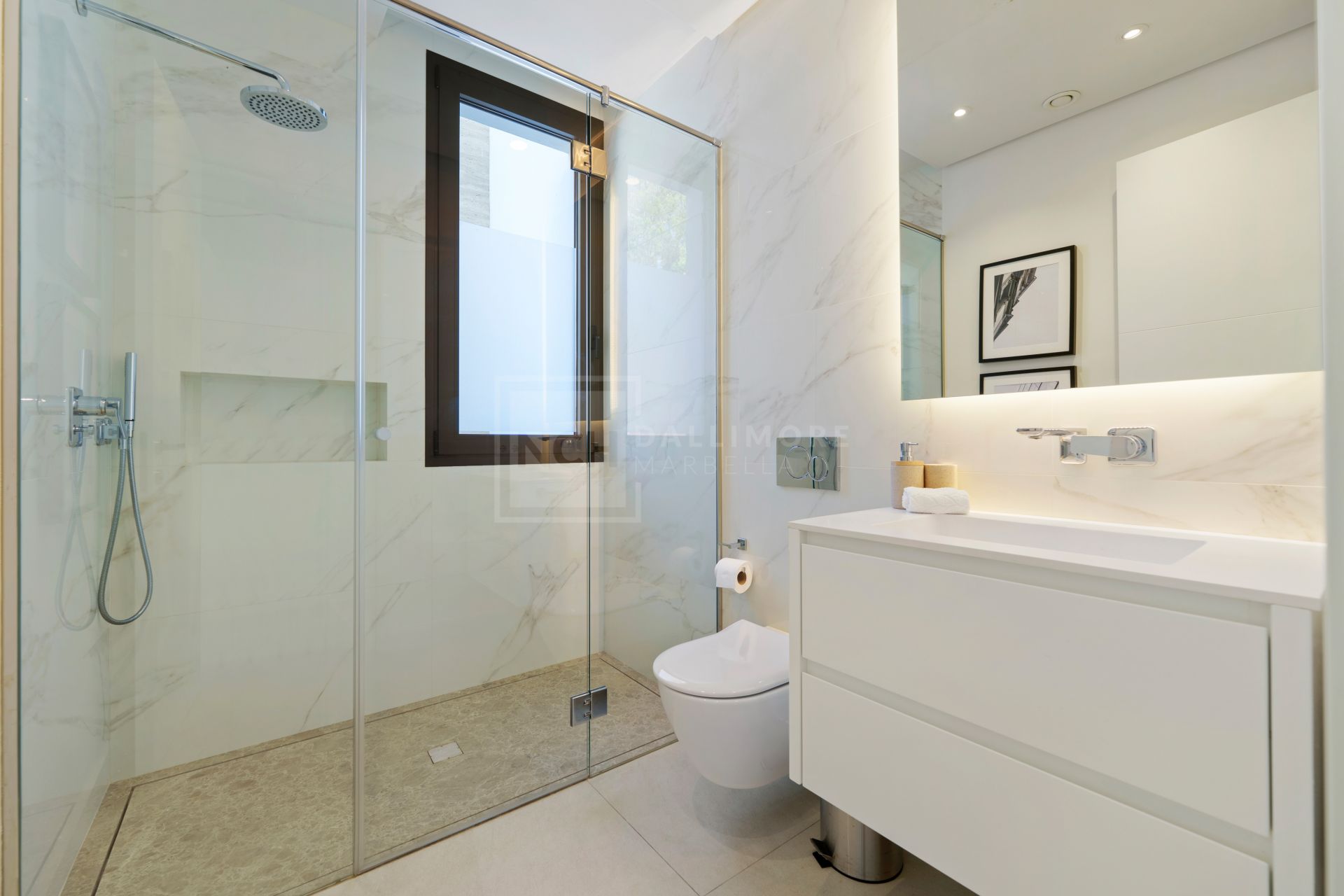 MODERN 6-BEDROOM VILLA LOCATED ON THE GOLDEN MILE