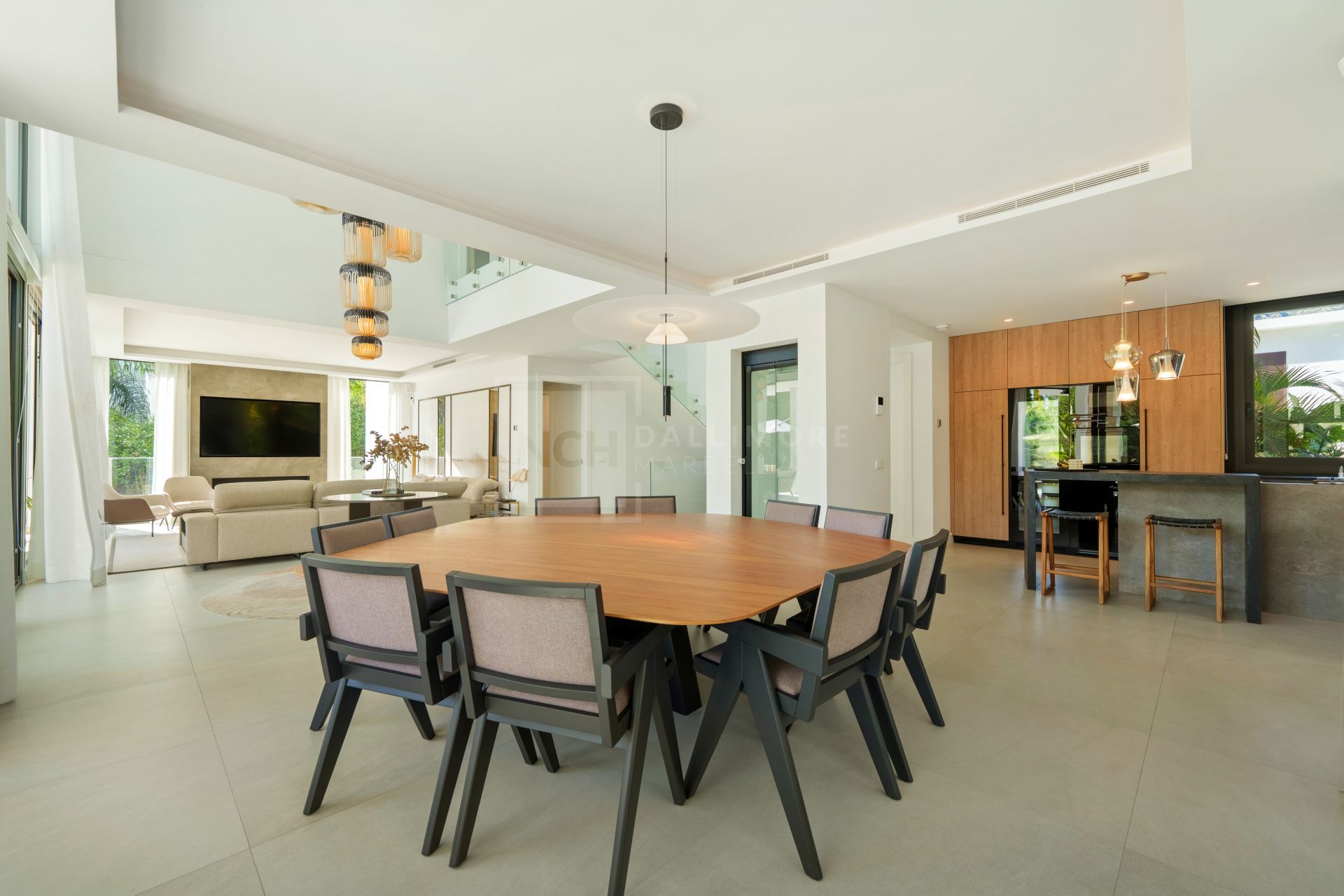 MODERN 6-BEDROOM VILLA LOCATED ON THE GOLDEN MILE