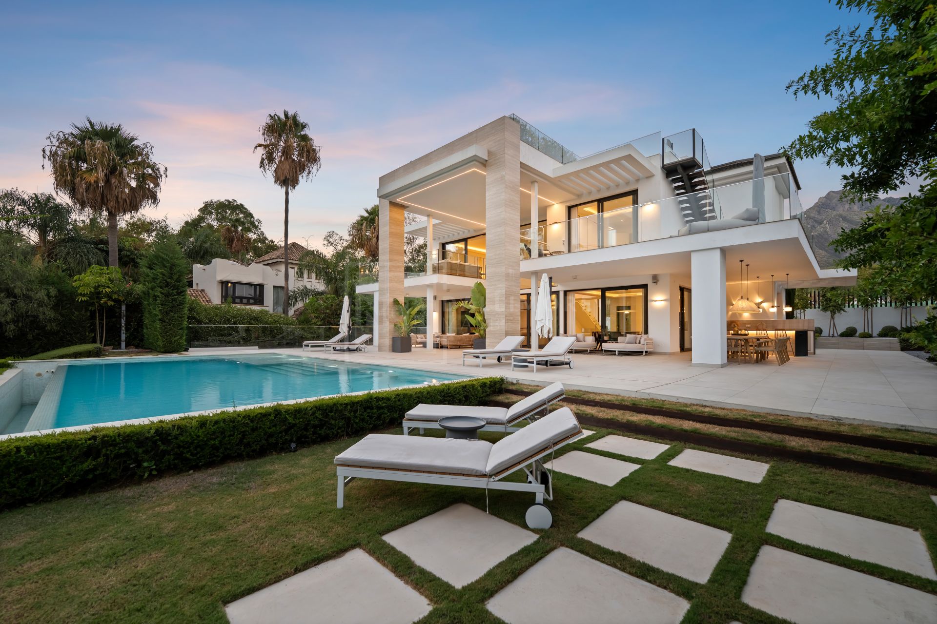 MODERN 6-BEDROOM VILLA LOCATED ON THE GOLDEN MILE