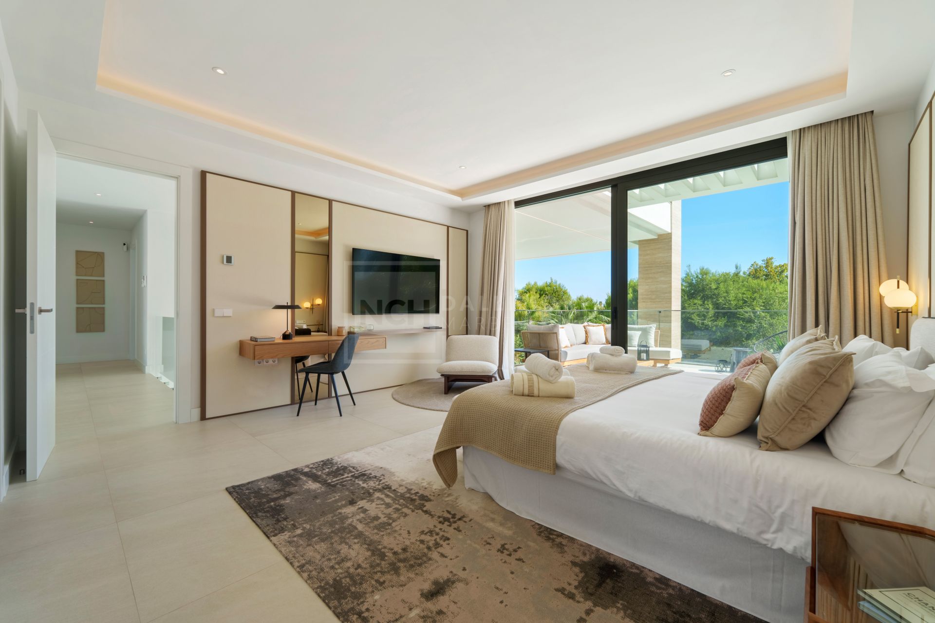 MODERN 6-BEDROOM VILLA LOCATED ON THE GOLDEN MILE