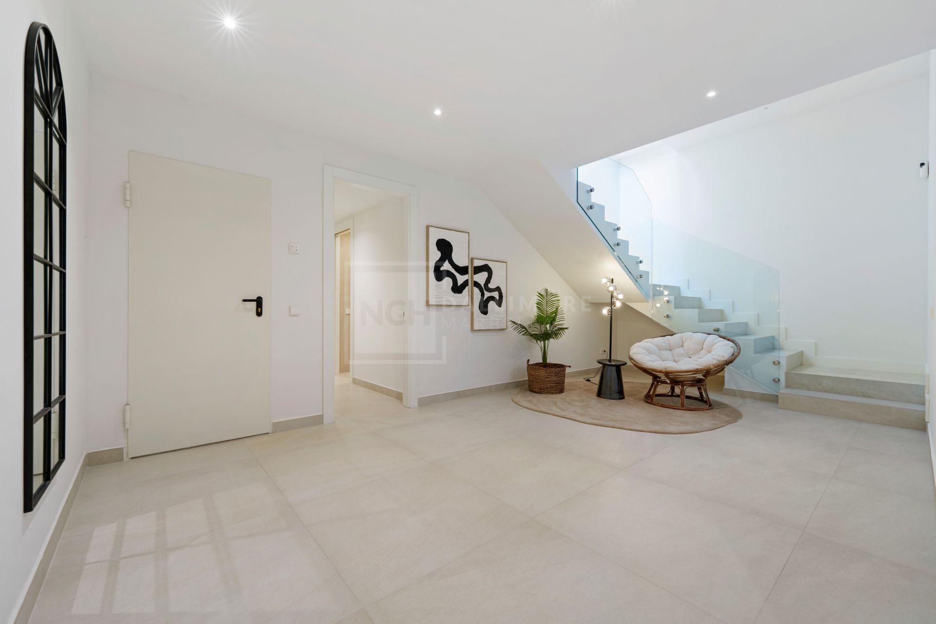 MODERN 6-BEDROOM VILLA LOCATED ON THE GOLDEN MILE