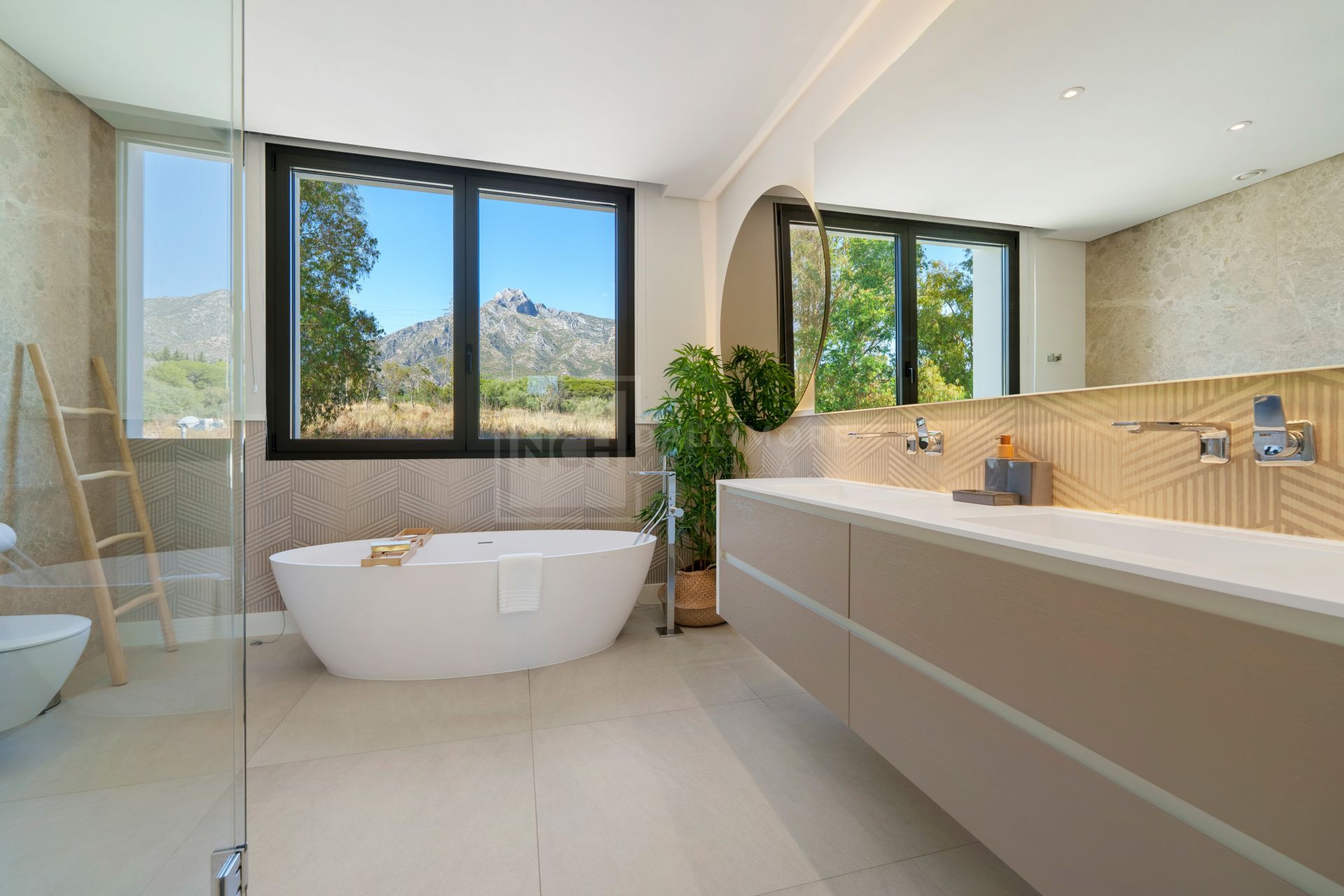 MODERN 6-BEDROOM VILLA LOCATED ON THE GOLDEN MILE