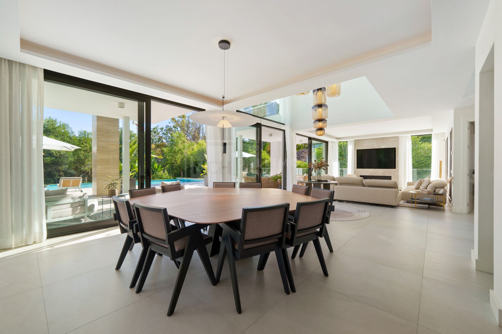 MODERN 6-BEDROOM VILLA LOCATED ON THE GOLDEN MILE