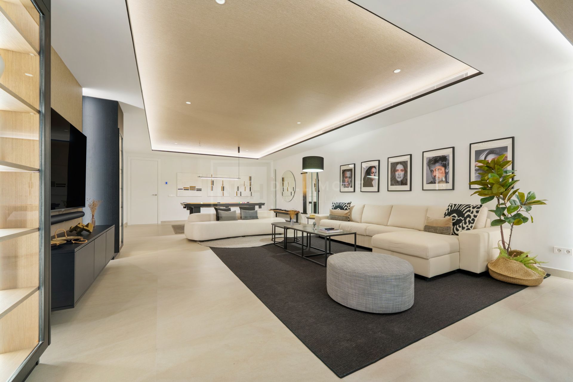 MODERN 6-BEDROOM VILLA LOCATED ON THE GOLDEN MILE