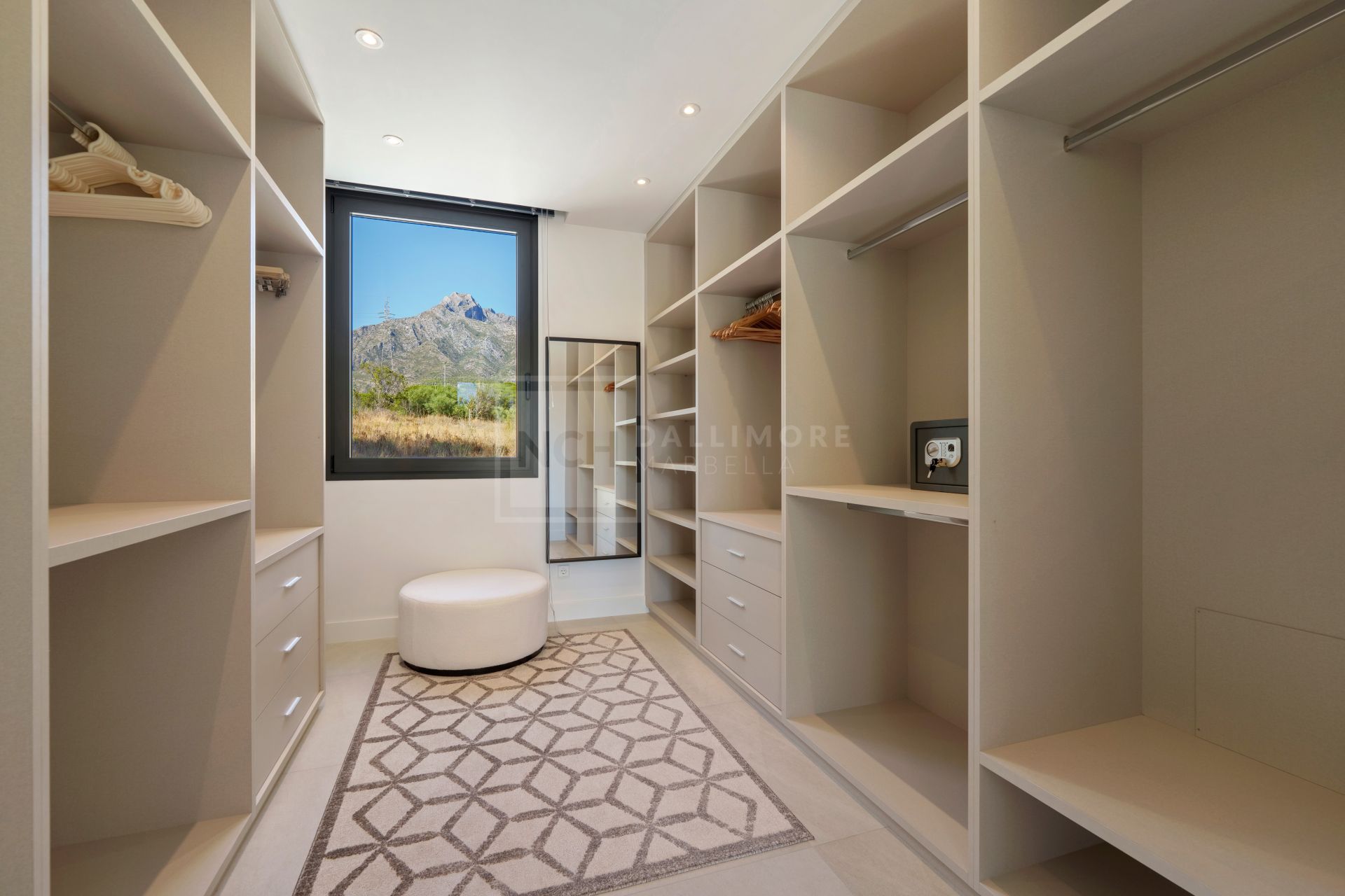 MODERN 6-BEDROOM VILLA LOCATED ON THE GOLDEN MILE