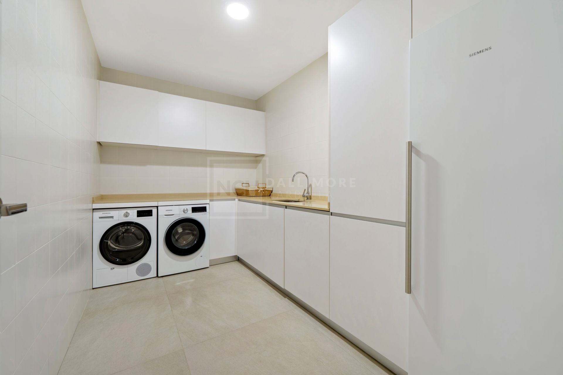 MODERN 6-BEDROOM VILLA LOCATED ON THE GOLDEN MILE