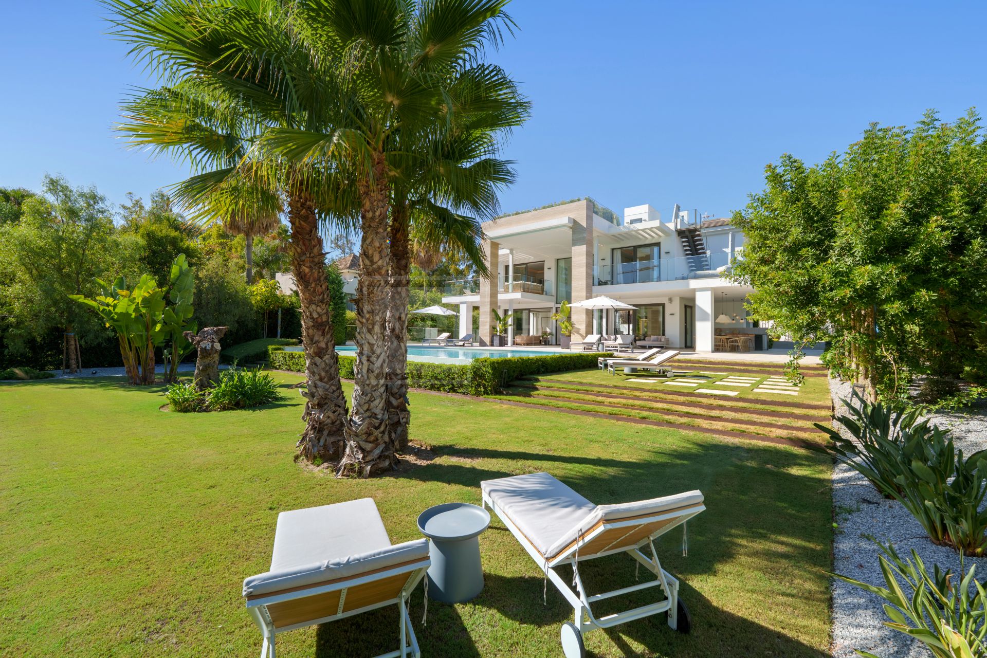 MODERN 6-BEDROOM VILLA LOCATED ON THE GOLDEN MILE