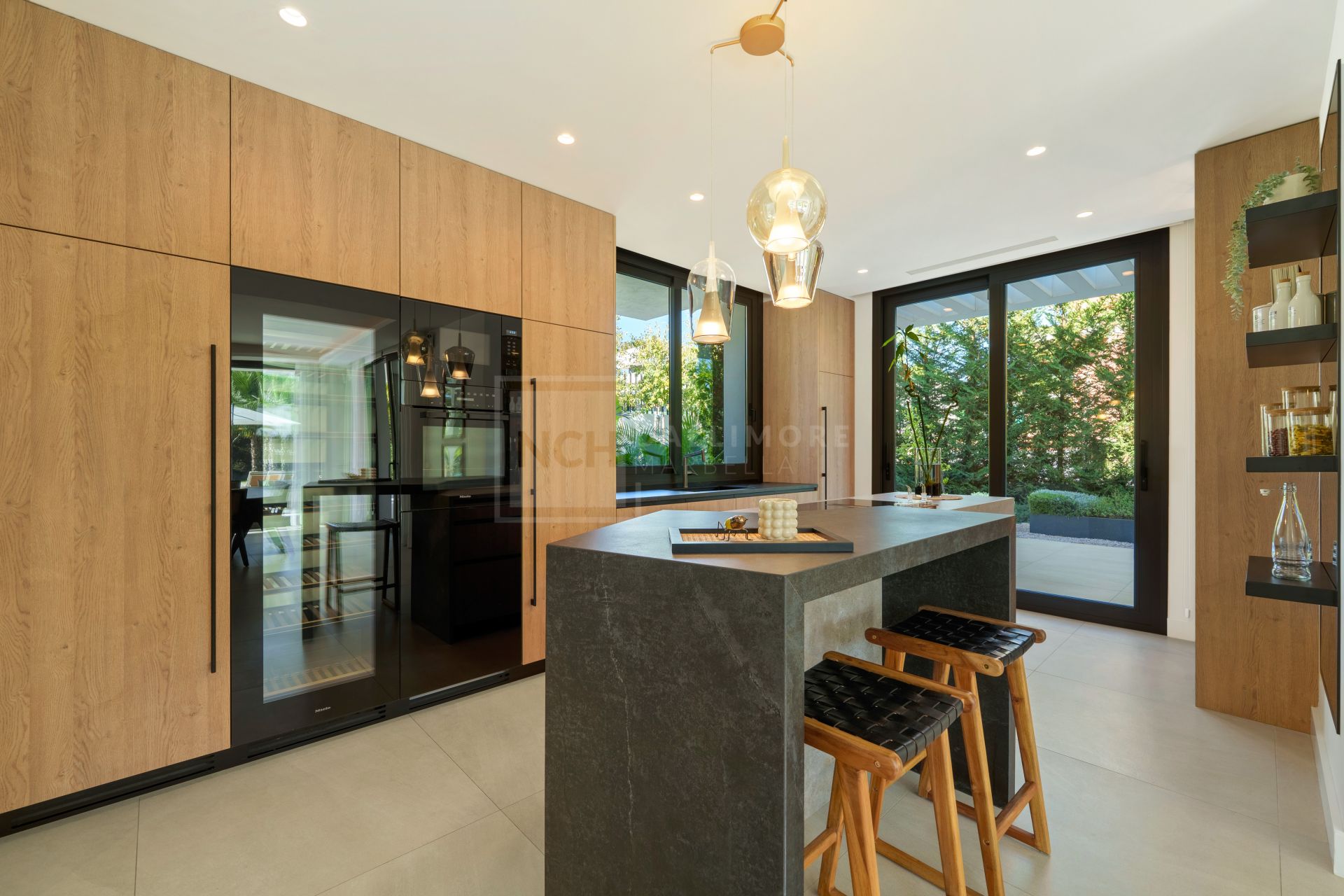 MODERN 6-BEDROOM VILLA LOCATED ON THE GOLDEN MILE