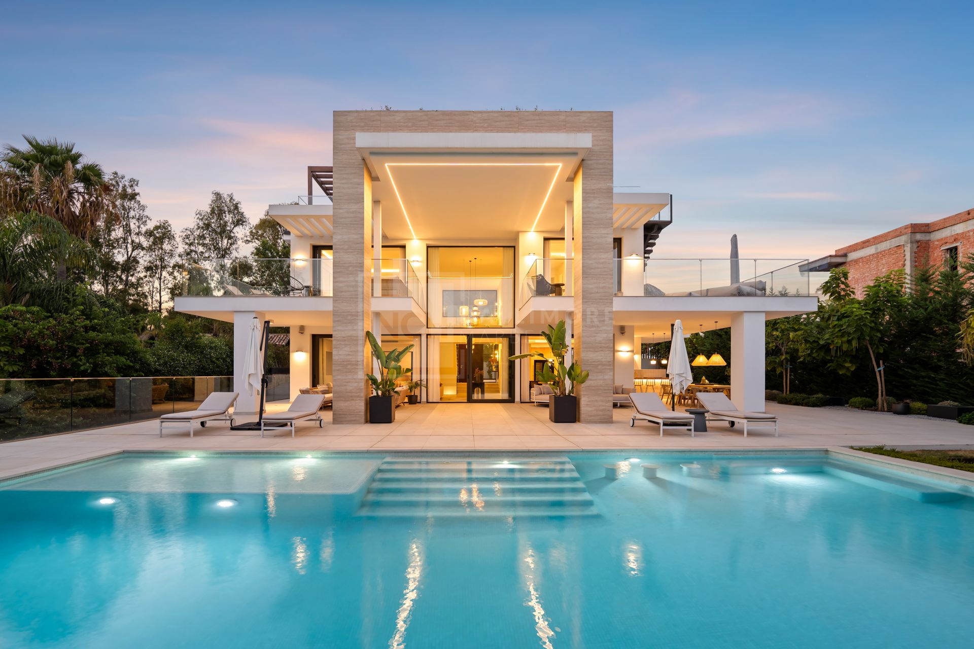 MODERN 6-BEDROOM VILLA LOCATED ON THE GOLDEN MILE