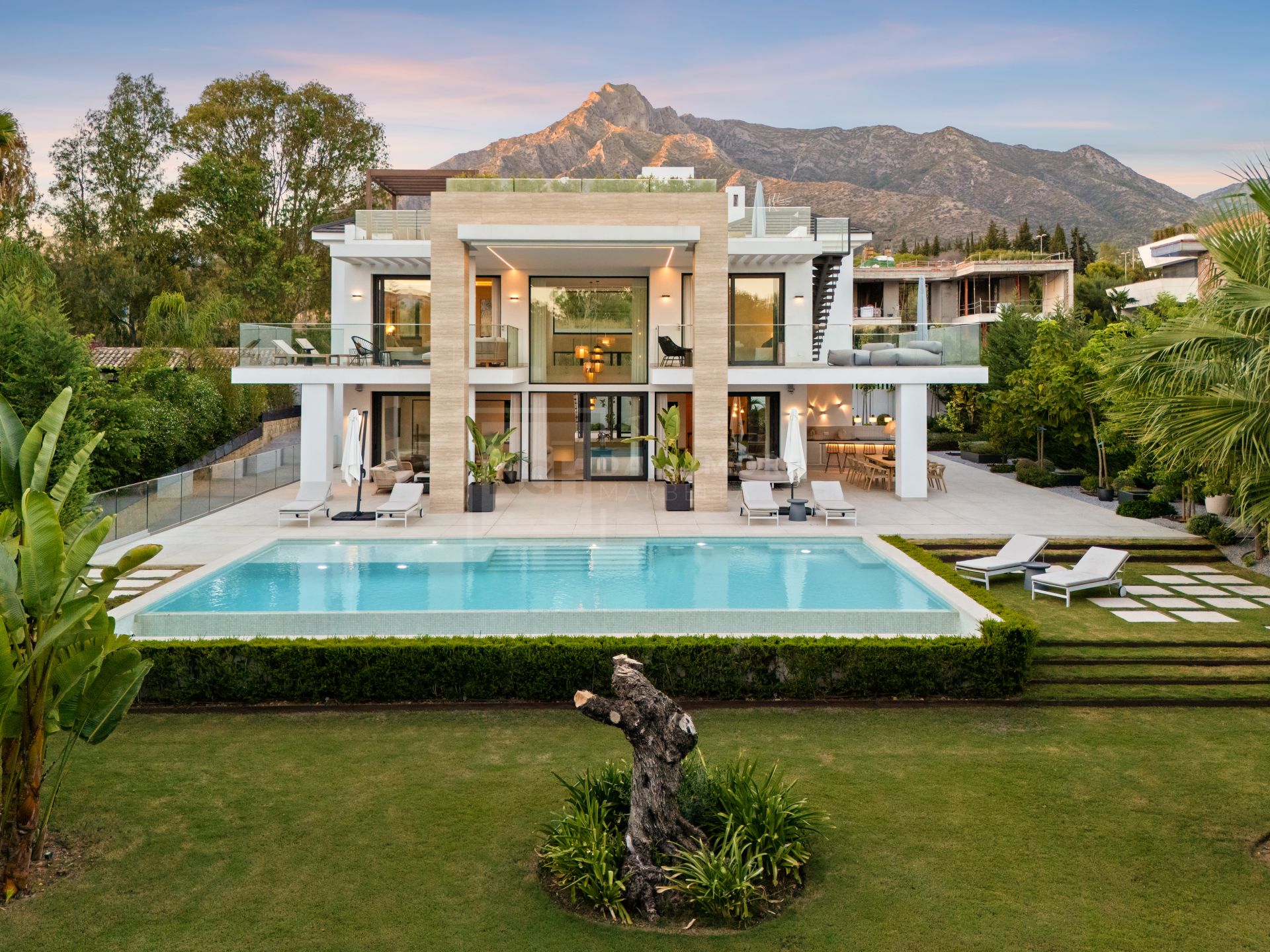 MODERN 6-BEDROOM VILLA LOCATED ON THE GOLDEN MILE