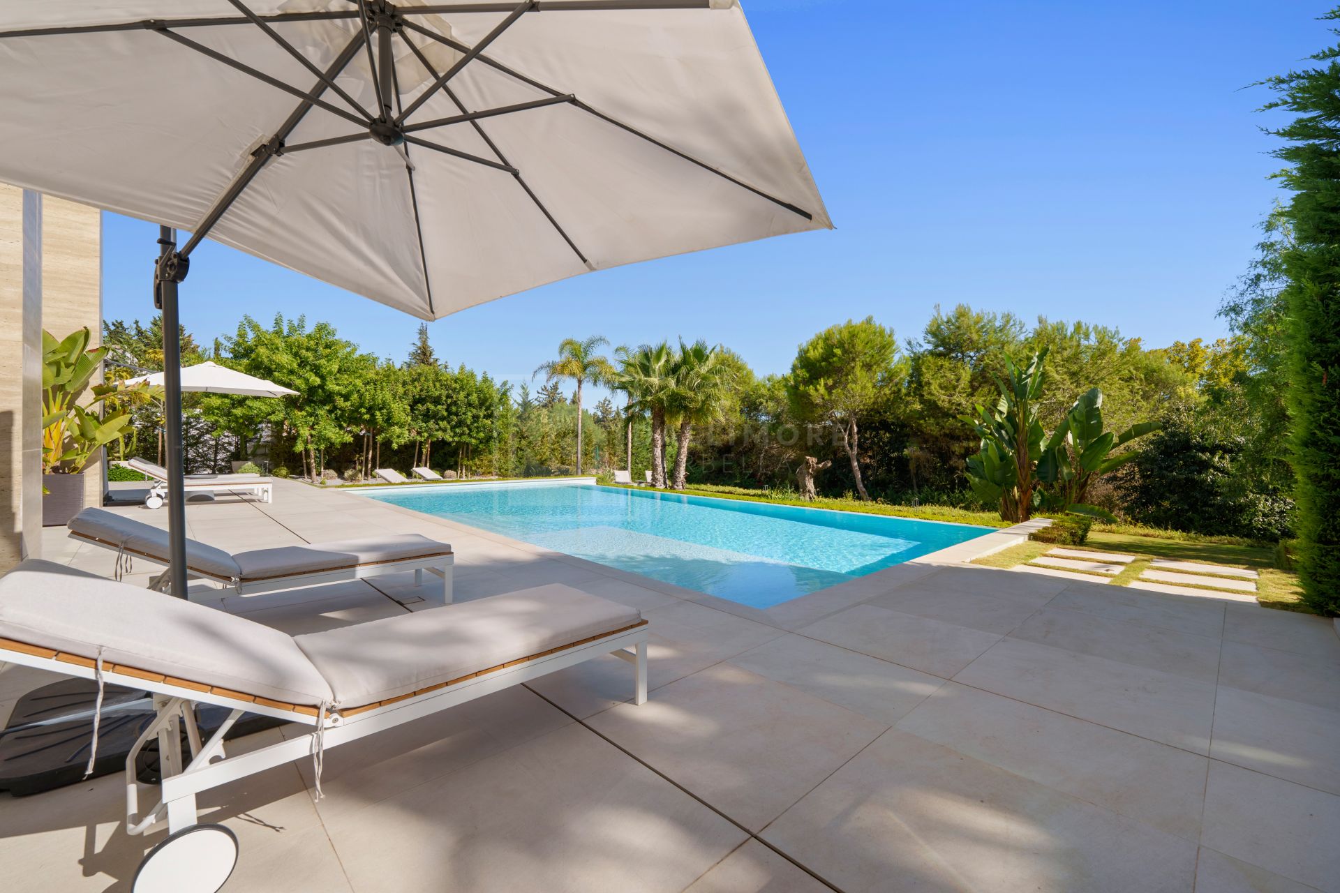 MODERN 6-BEDROOM VILLA LOCATED ON THE GOLDEN MILE