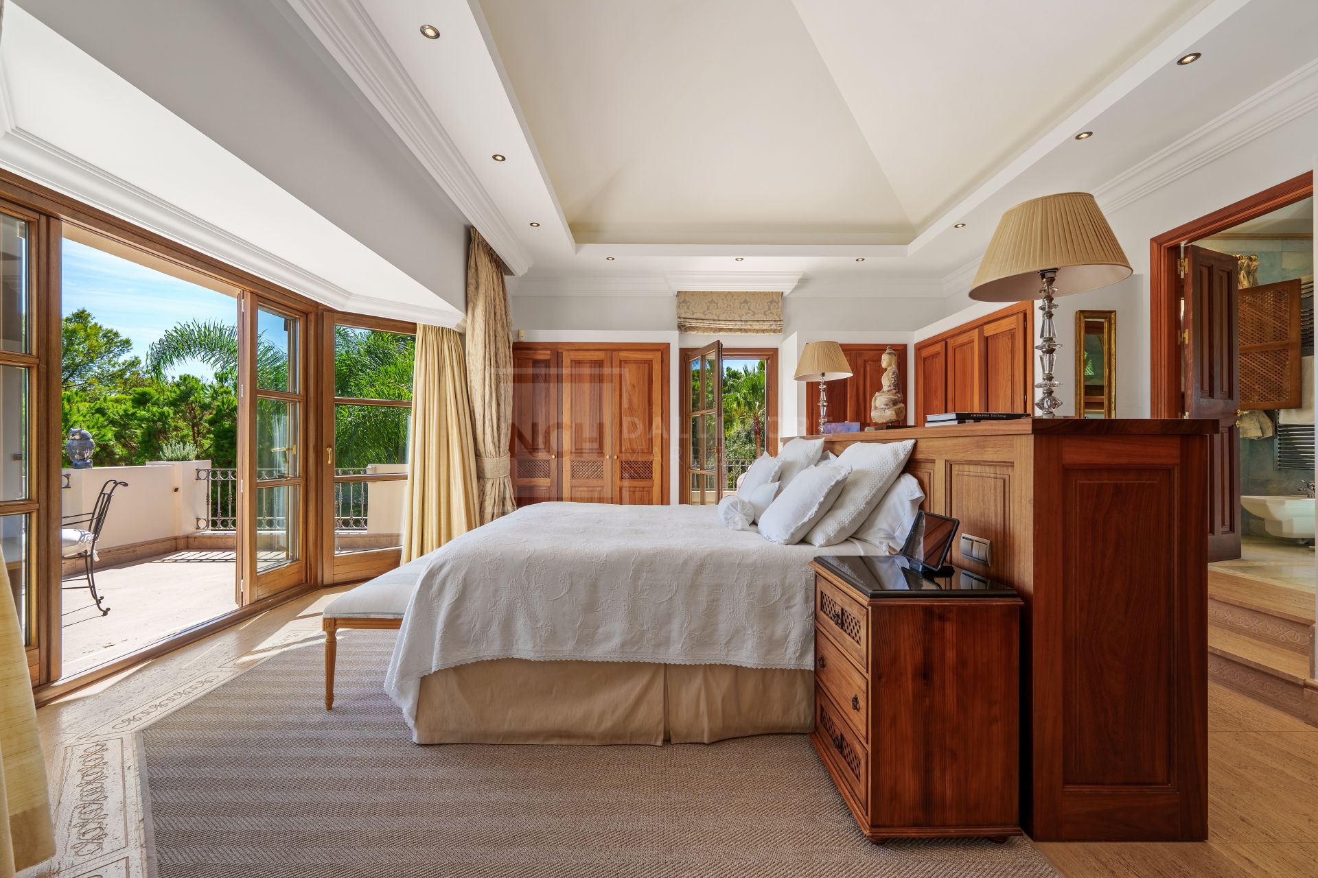 SIX-BEDROOM ANDALUSIAN VILLA WITH PANORAMIC VIEWS ON THE GOLDEN MILE