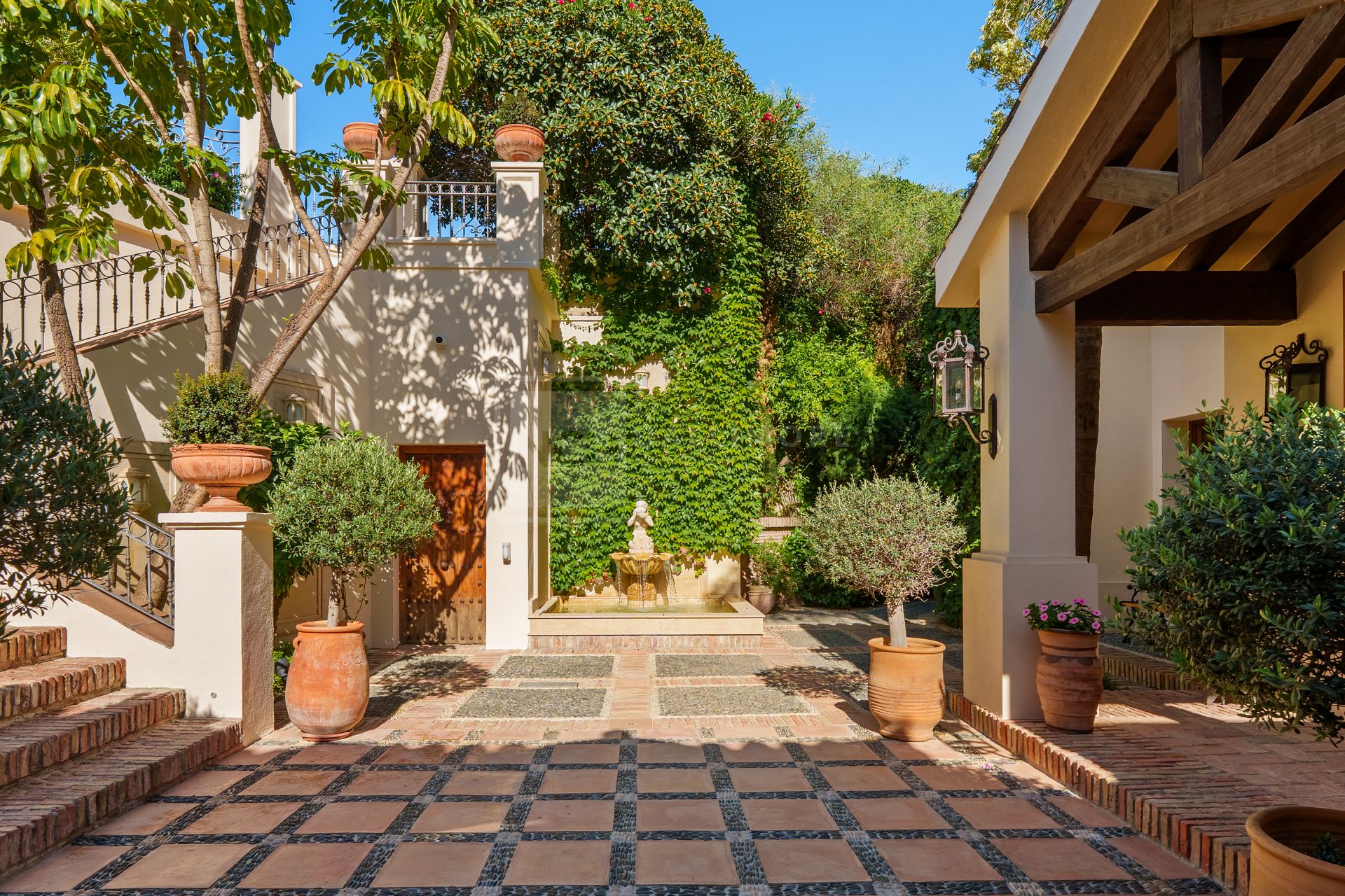 SIX-BEDROOM ANDALUSIAN VILLA WITH PANORAMIC VIEWS ON THE GOLDEN MILE