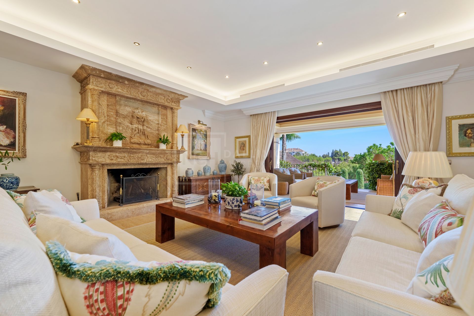 SIX-BEDROOM ANDALUSIAN VILLA WITH PANORAMIC VIEWS ON THE GOLDEN MILE