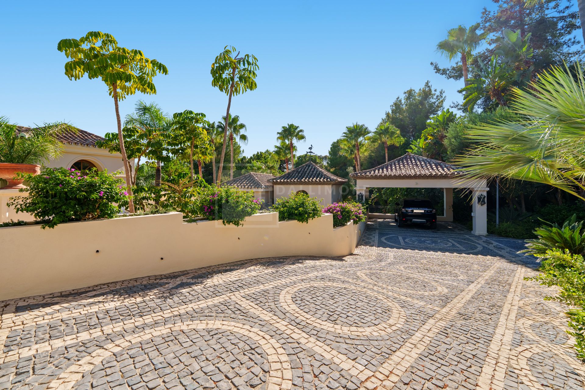 SIX-BEDROOM ANDALUSIAN VILLA WITH PANORAMIC VIEWS ON THE GOLDEN MILE