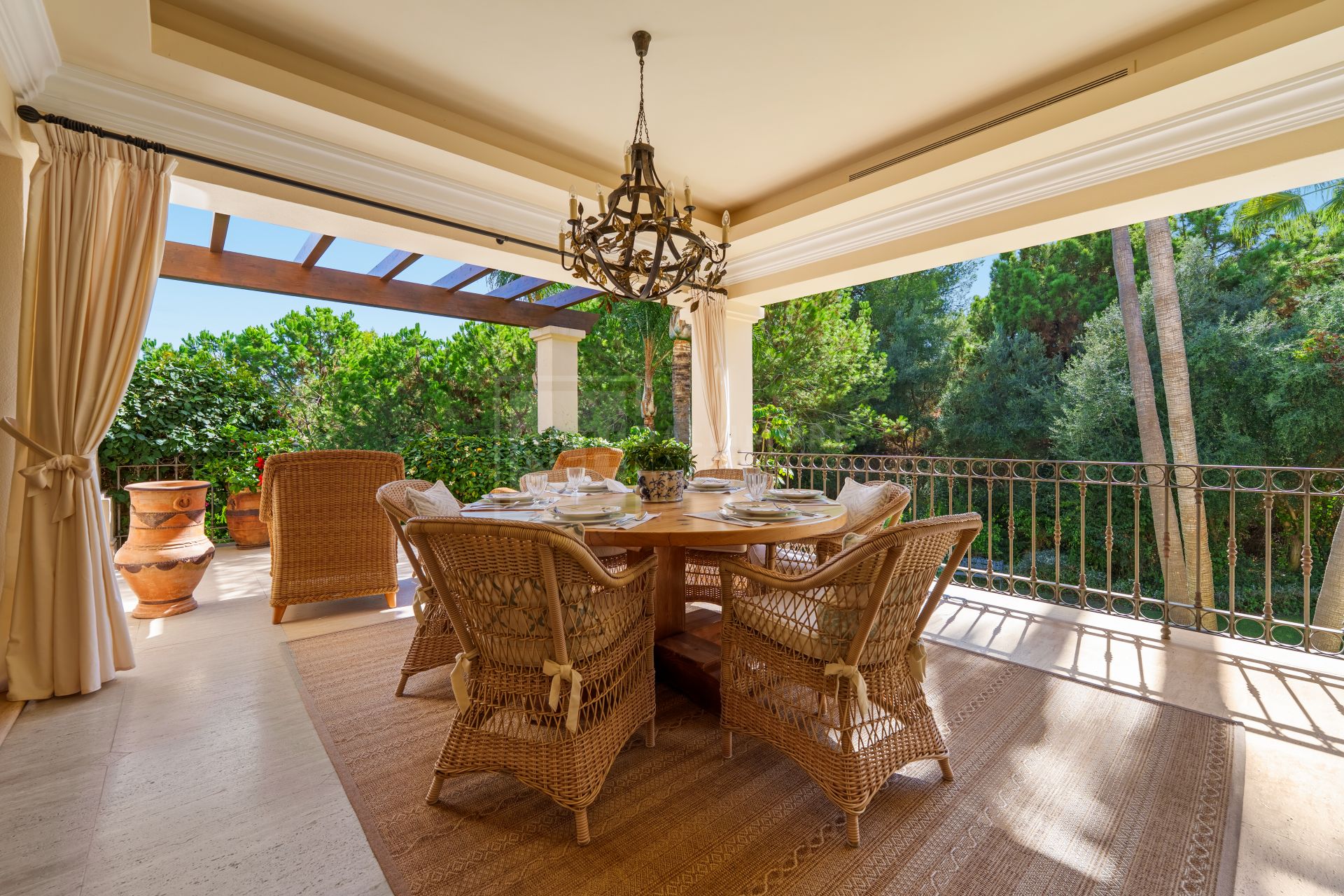 SIX-BEDROOM ANDALUSIAN VILLA WITH PANORAMIC VIEWS ON THE GOLDEN MILE