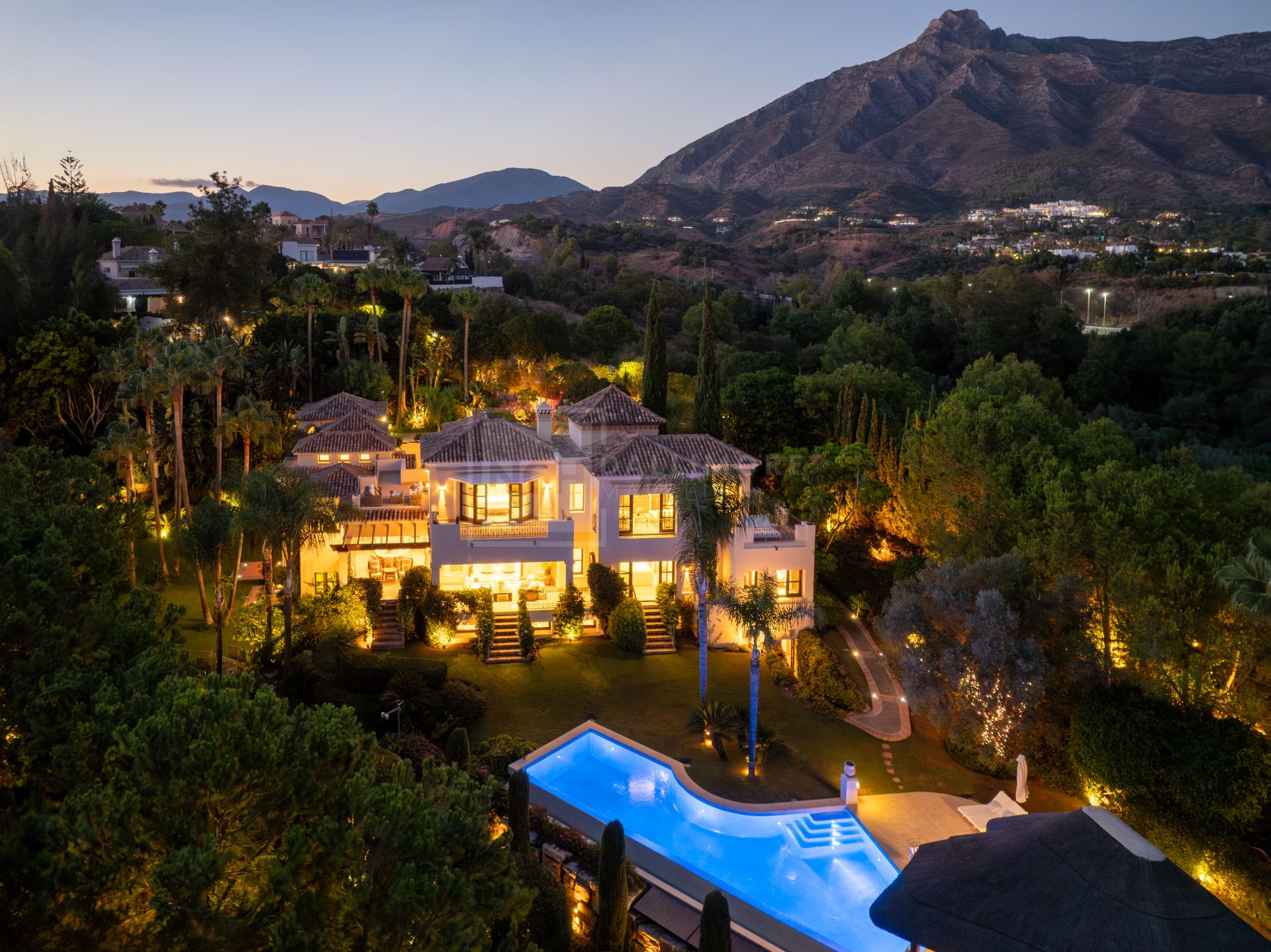 SIX-BEDROOM ANDALUSIAN VILLA WITH PANORAMIC VIEWS ON THE GOLDEN MILE