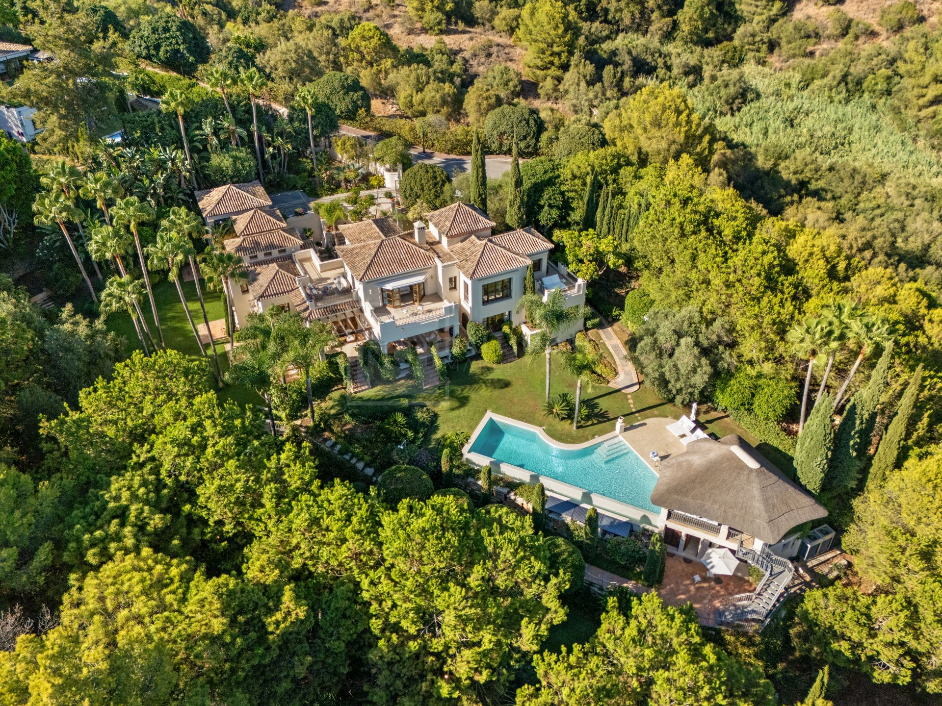 SIX-BEDROOM ANDALUSIAN VILLA WITH PANORAMIC VIEWS ON THE GOLDEN MILE