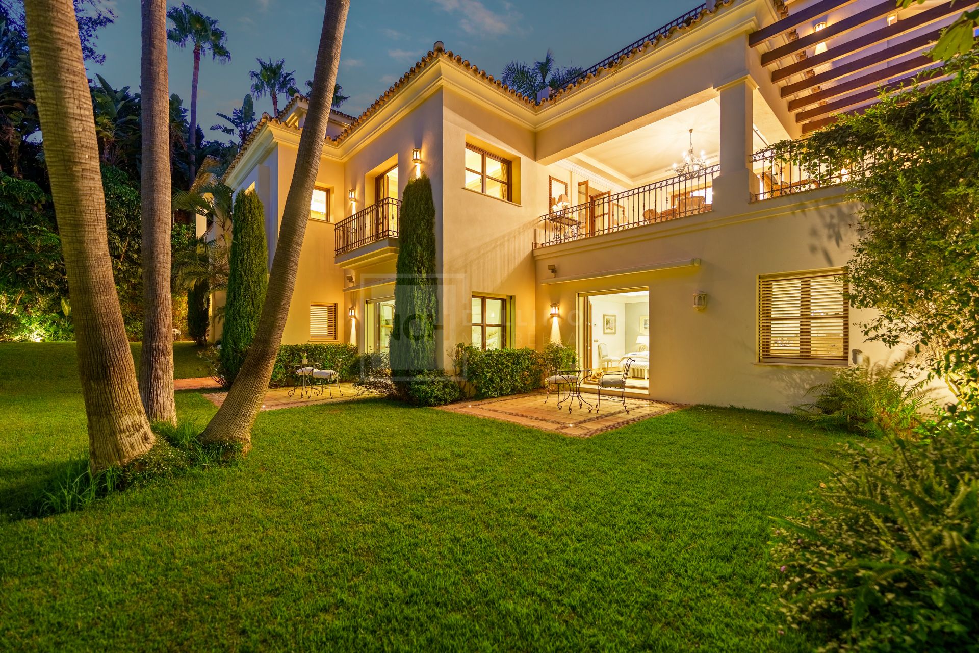 SIX-BEDROOM ANDALUSIAN VILLA WITH PANORAMIC VIEWS ON THE GOLDEN MILE