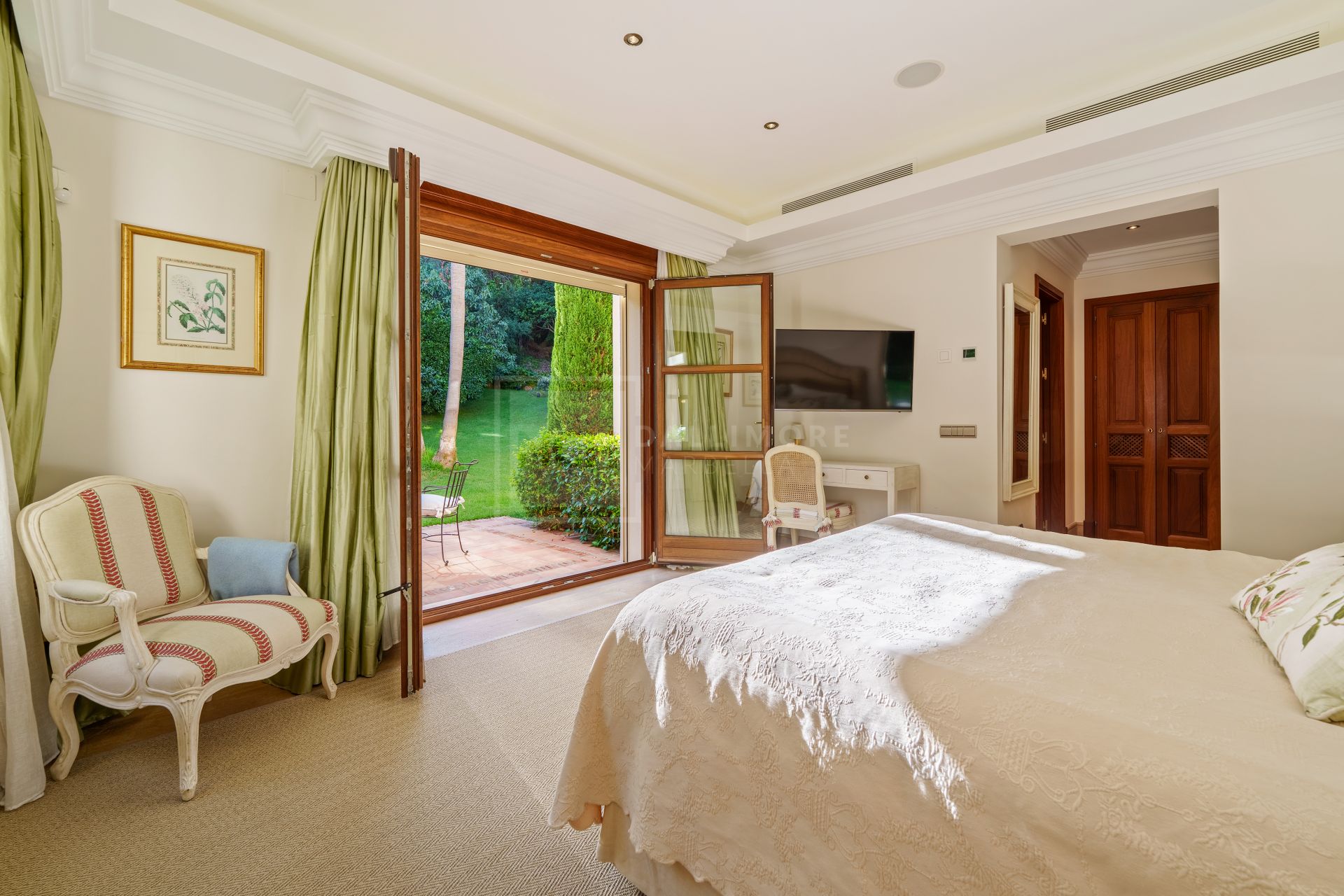 SIX-BEDROOM ANDALUSIAN VILLA WITH PANORAMIC VIEWS ON THE GOLDEN MILE