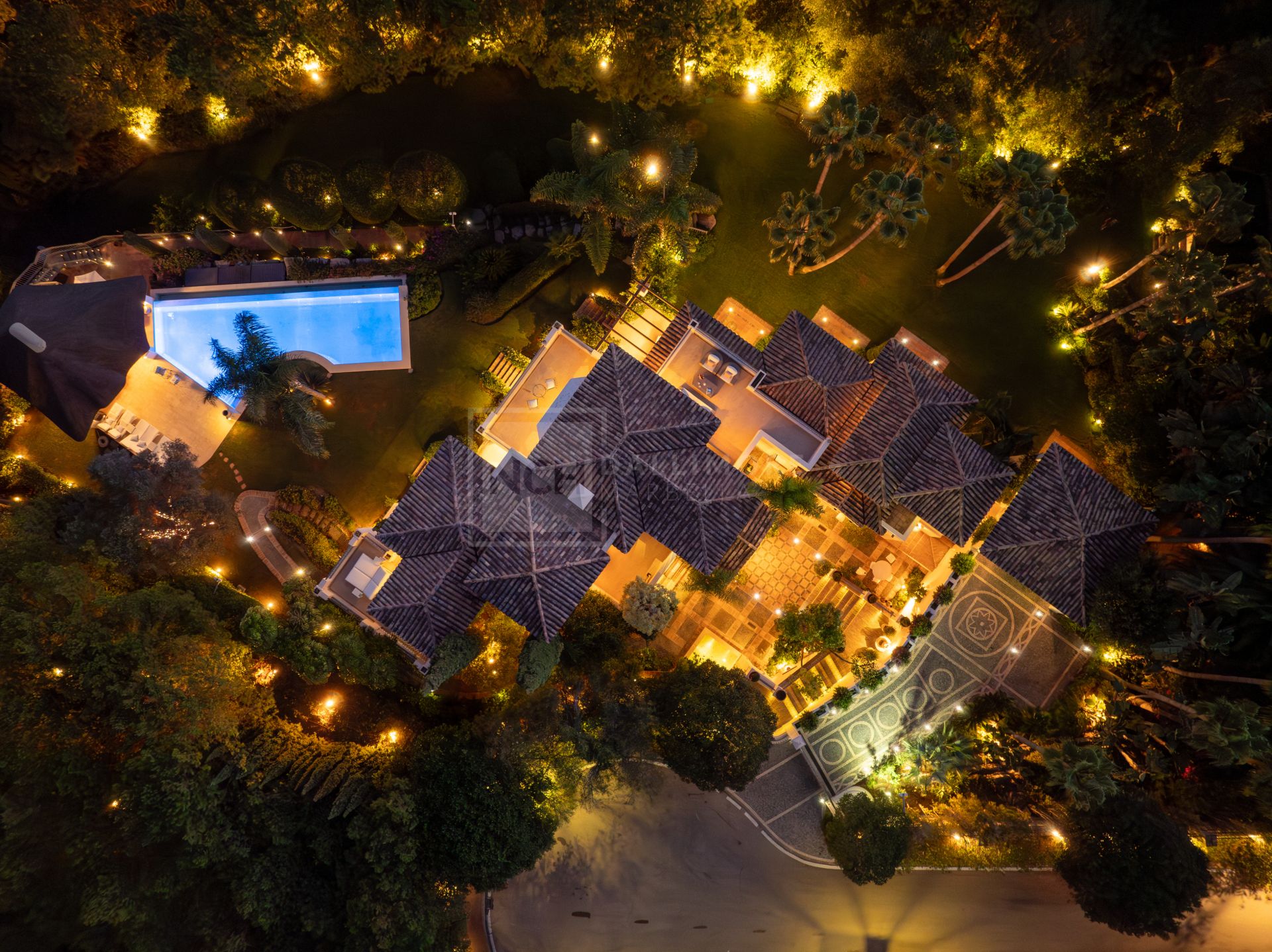 SIX-BEDROOM ANDALUSIAN VILLA WITH PANORAMIC VIEWS ON THE GOLDEN MILE