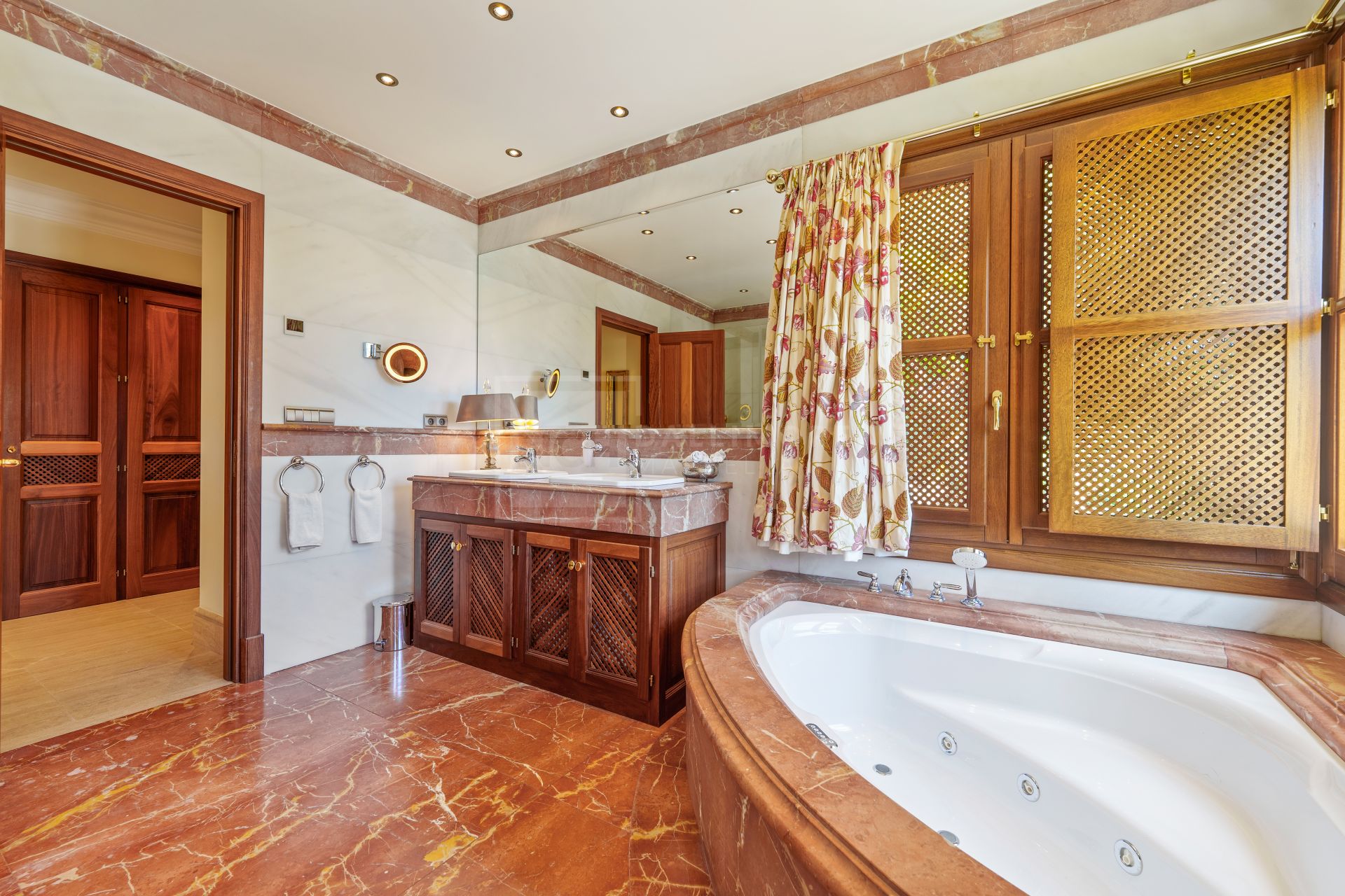 SIX-BEDROOM ANDALUSIAN VILLA WITH PANORAMIC VIEWS ON THE GOLDEN MILE