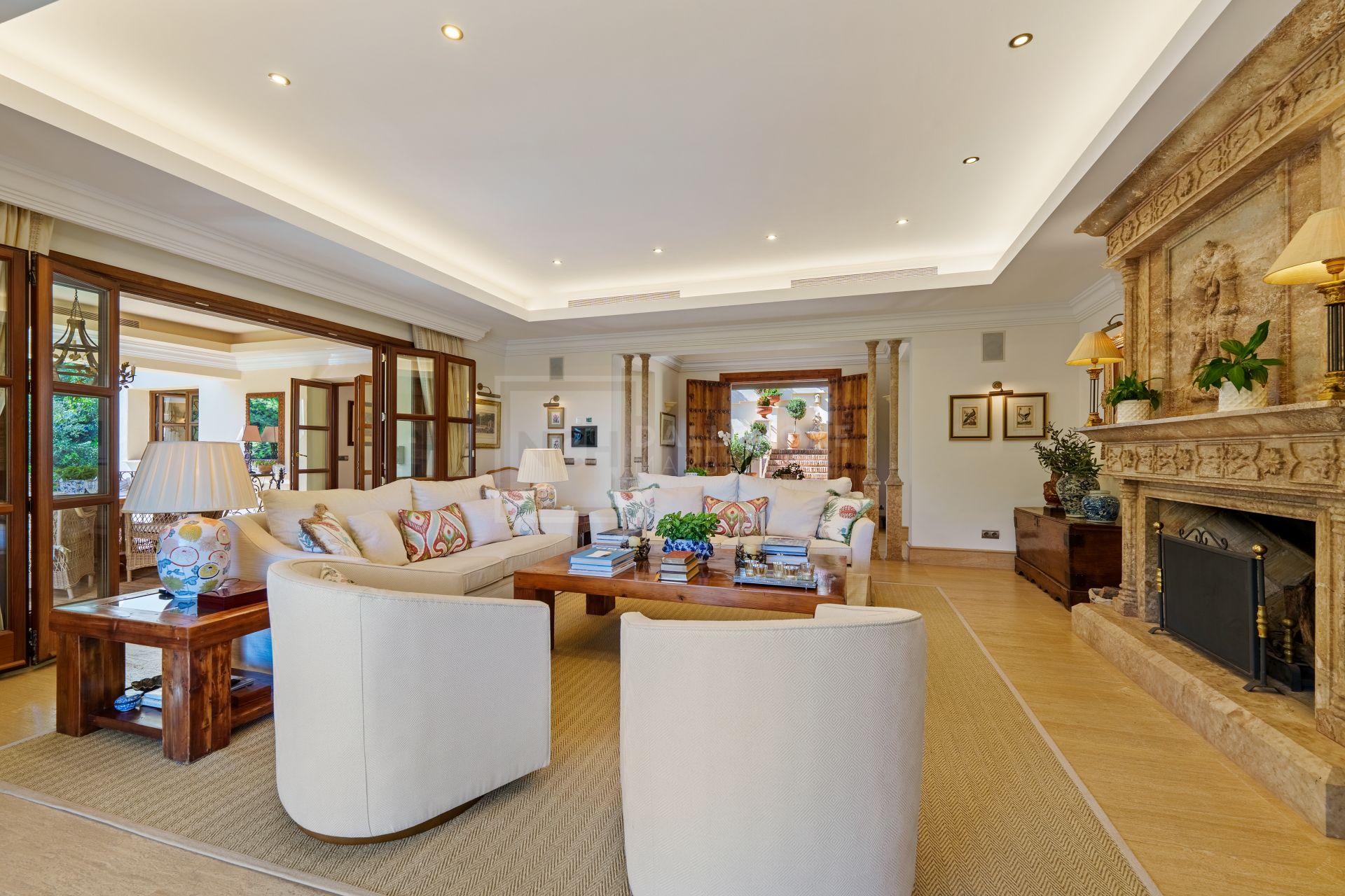 SIX-BEDROOM ANDALUSIAN VILLA WITH PANORAMIC VIEWS ON THE GOLDEN MILE