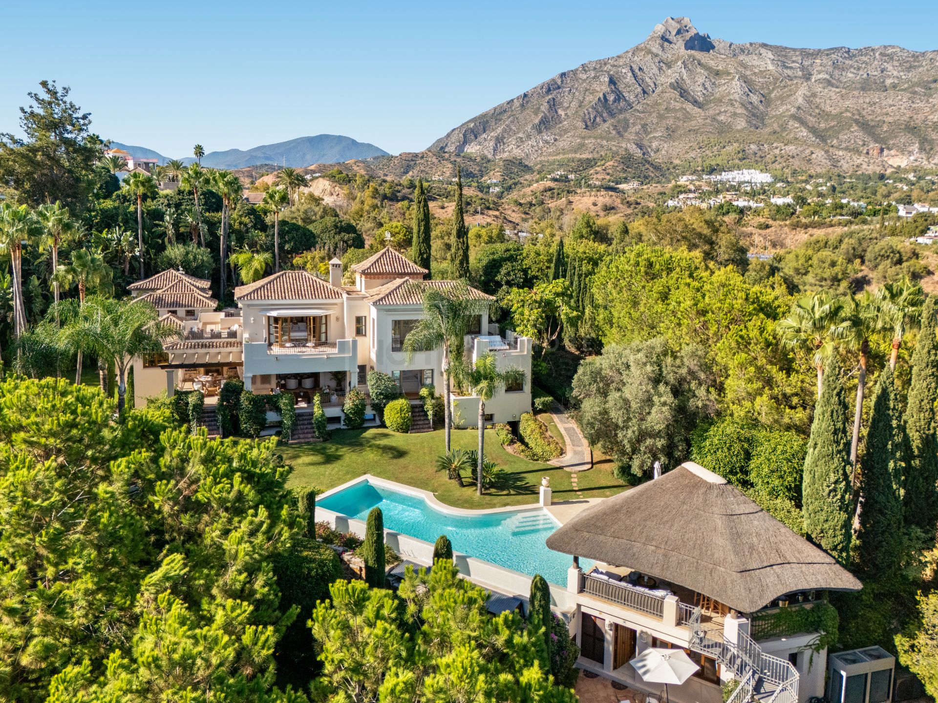 SIX-BEDROOM ANDALUSIAN VILLA WITH PANORAMIC VIEWS ON THE GOLDEN MILE