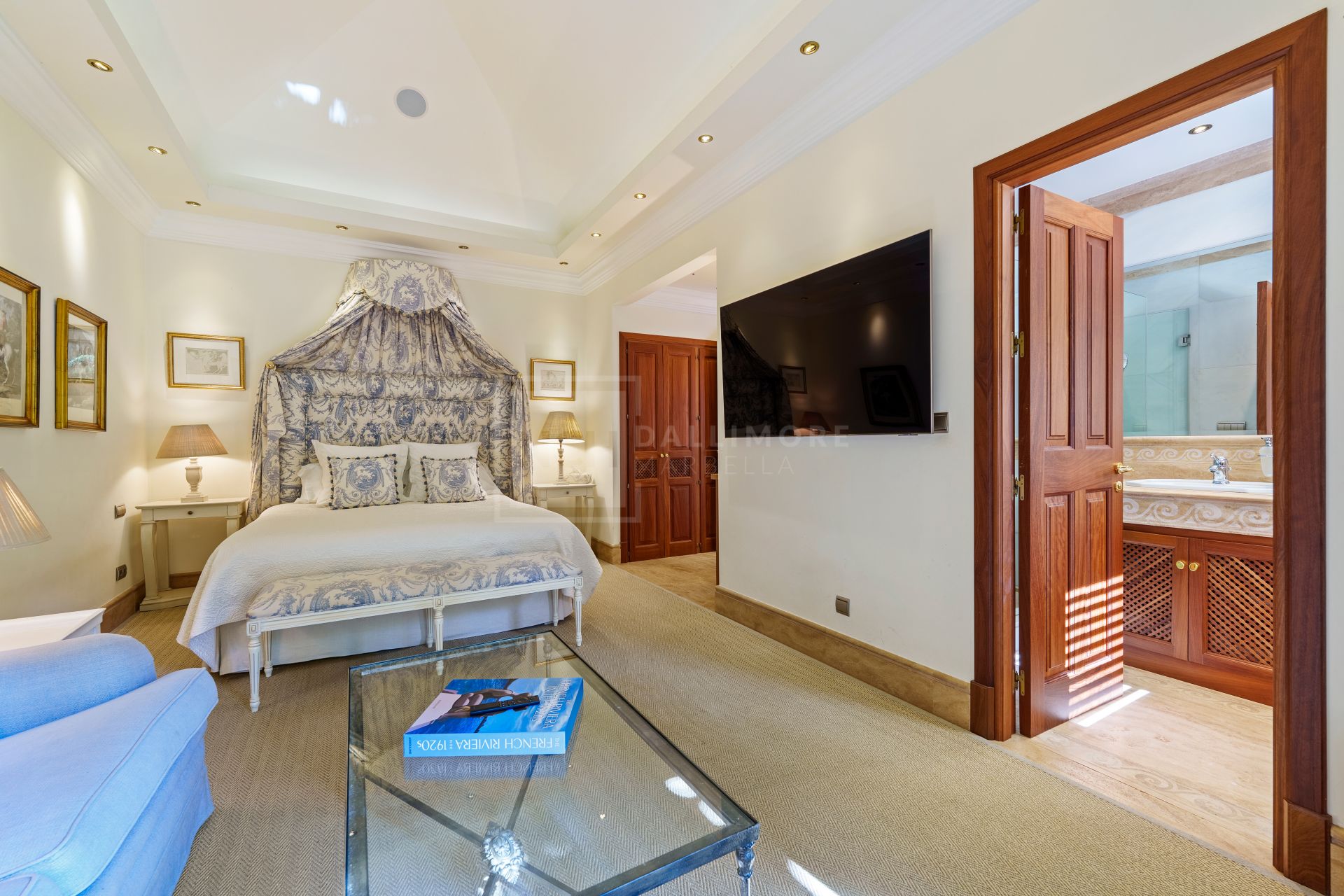 SIX-BEDROOM ANDALUSIAN VILLA WITH PANORAMIC VIEWS ON THE GOLDEN MILE