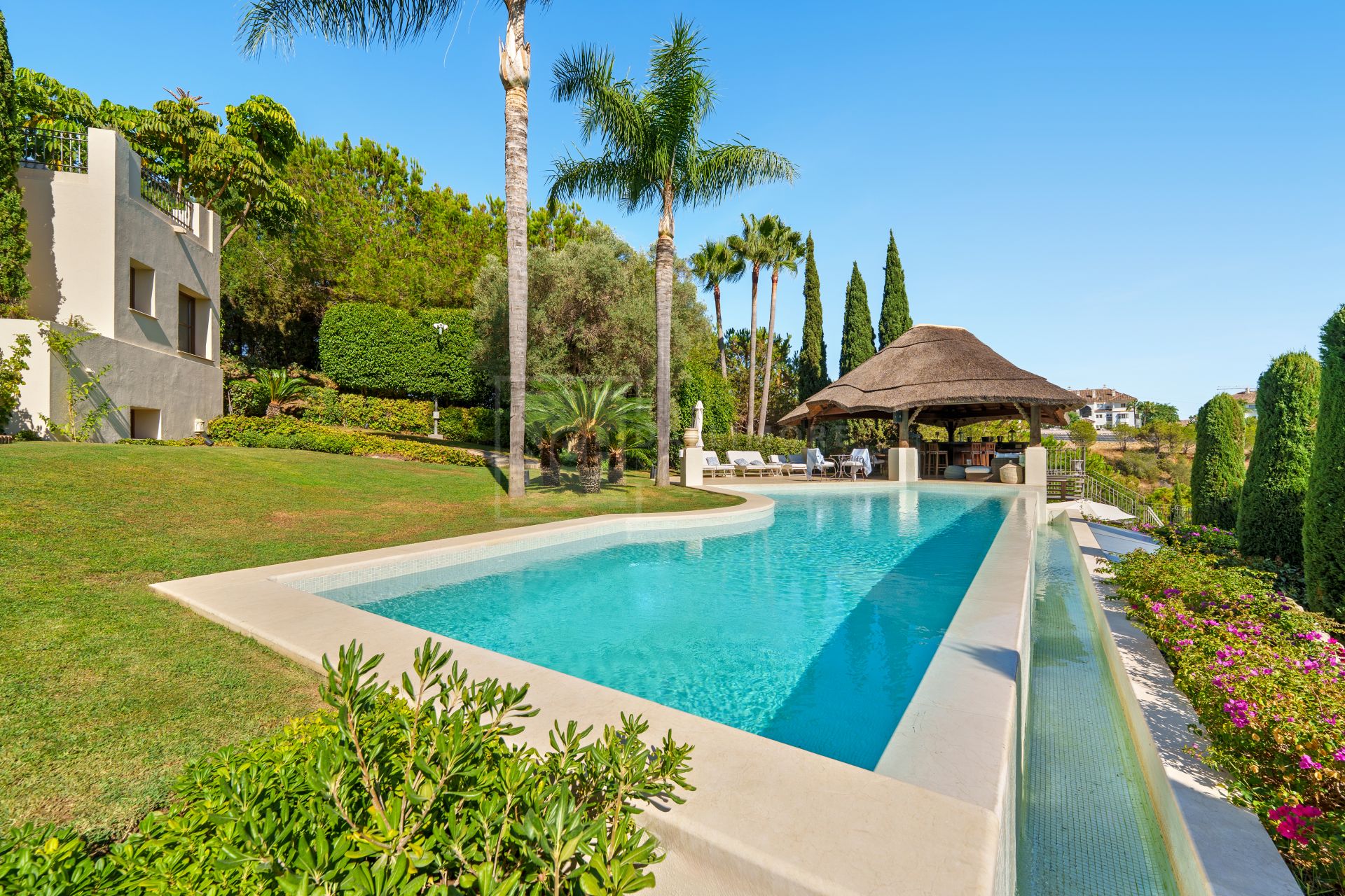 SIX-BEDROOM ANDALUSIAN VILLA WITH PANORAMIC VIEWS ON THE GOLDEN MILE