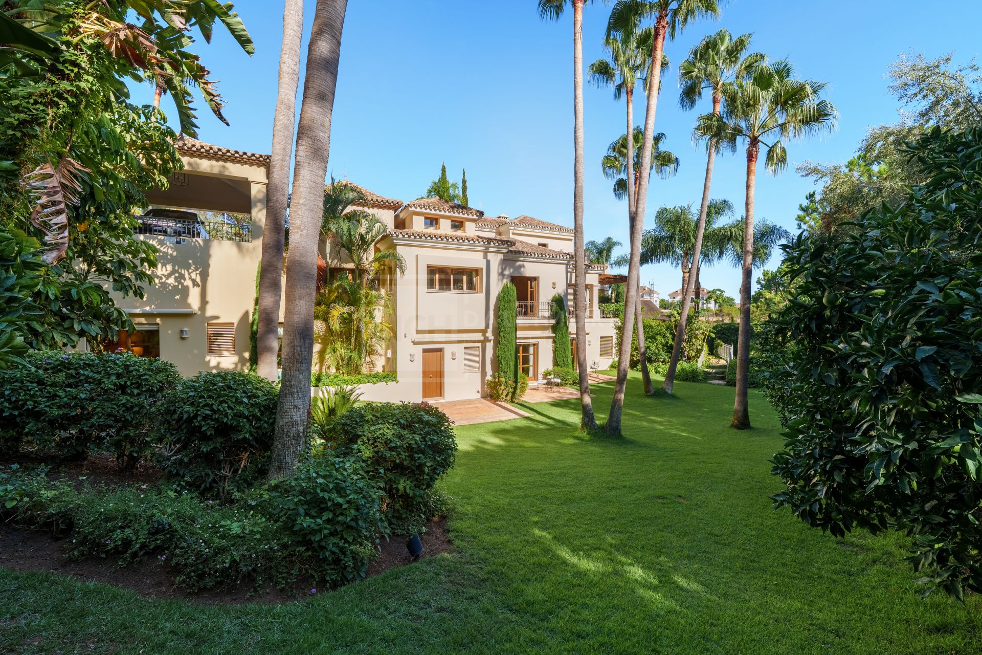 SIX-BEDROOM ANDALUSIAN VILLA WITH PANORAMIC VIEWS ON THE GOLDEN MILE