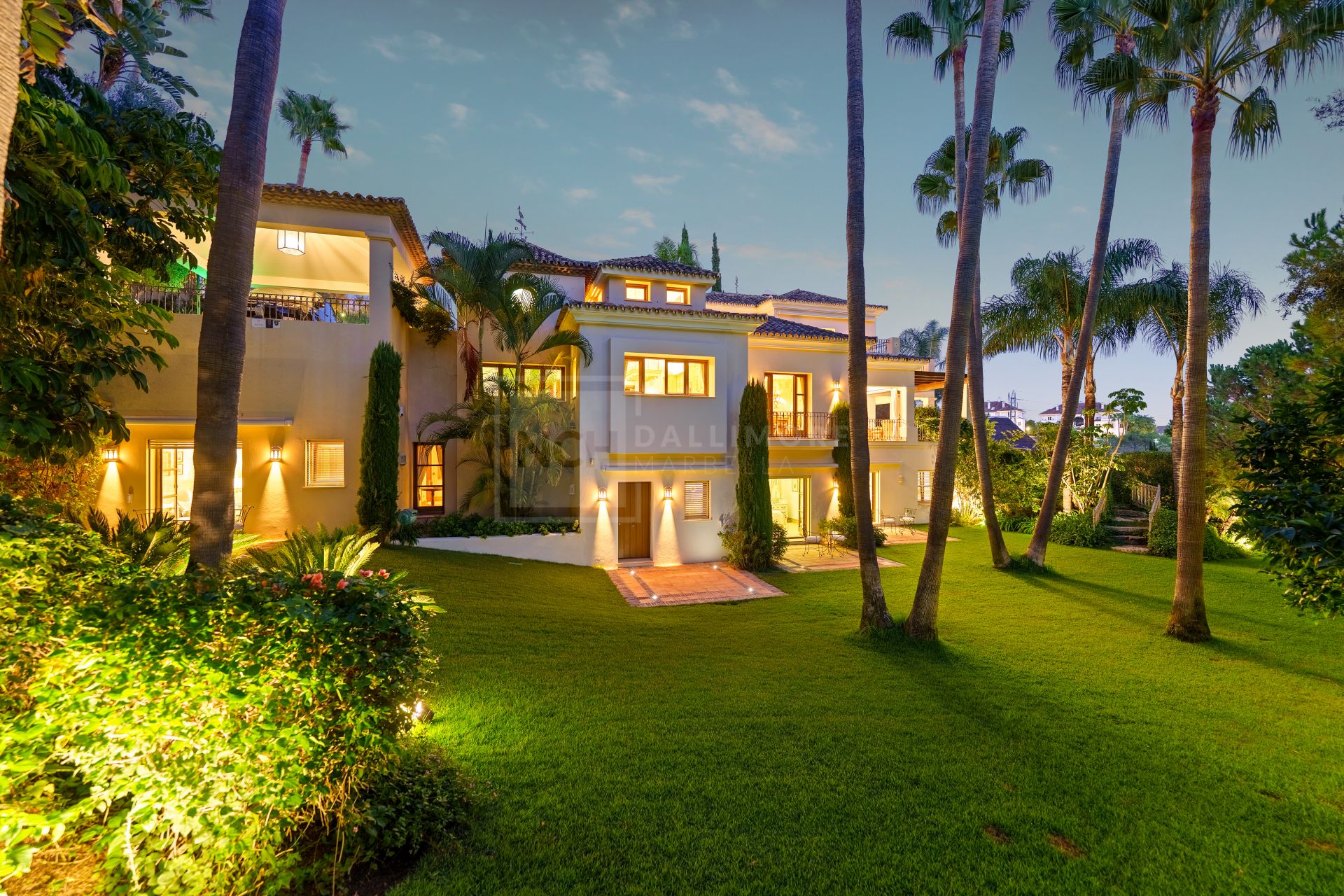 SIX-BEDROOM ANDALUSIAN VILLA WITH PANORAMIC VIEWS ON THE GOLDEN MILE