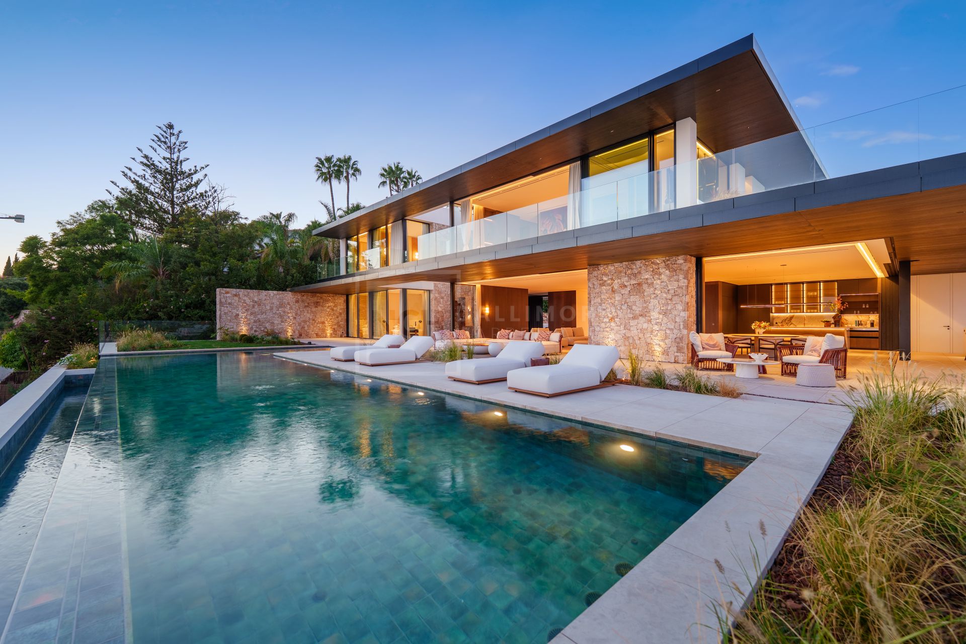 DESIGNER VILLA IN GATED ENCLAVE, SALINE INFINITY POOL, KNX SMART HOME & EV CHARGING