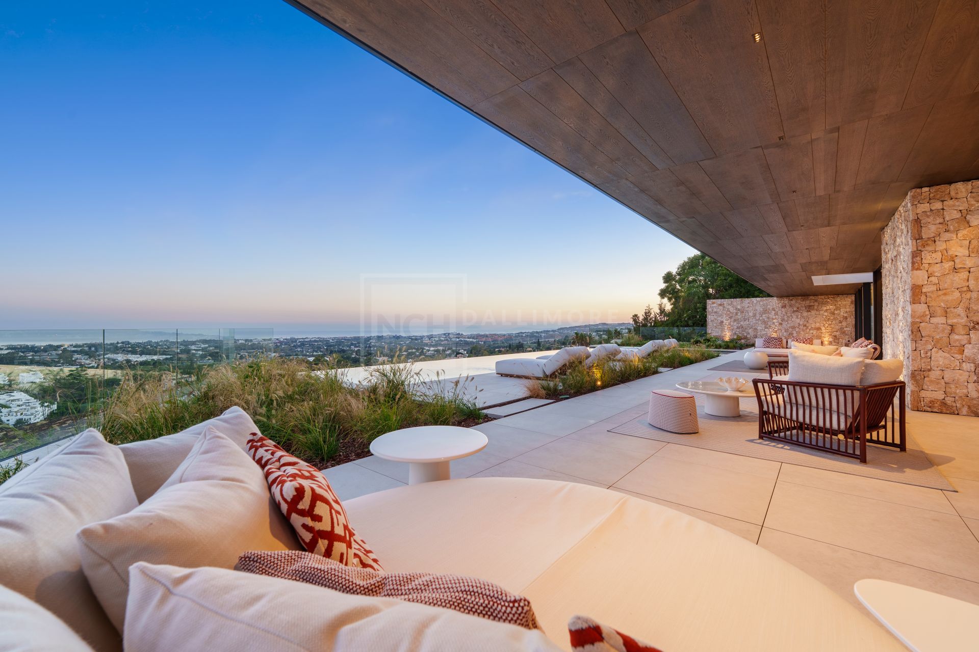 DESIGNER VILLA IN GATED ENCLAVE, SALINE INFINITY POOL, KNX SMART HOME & EV CHARGING
