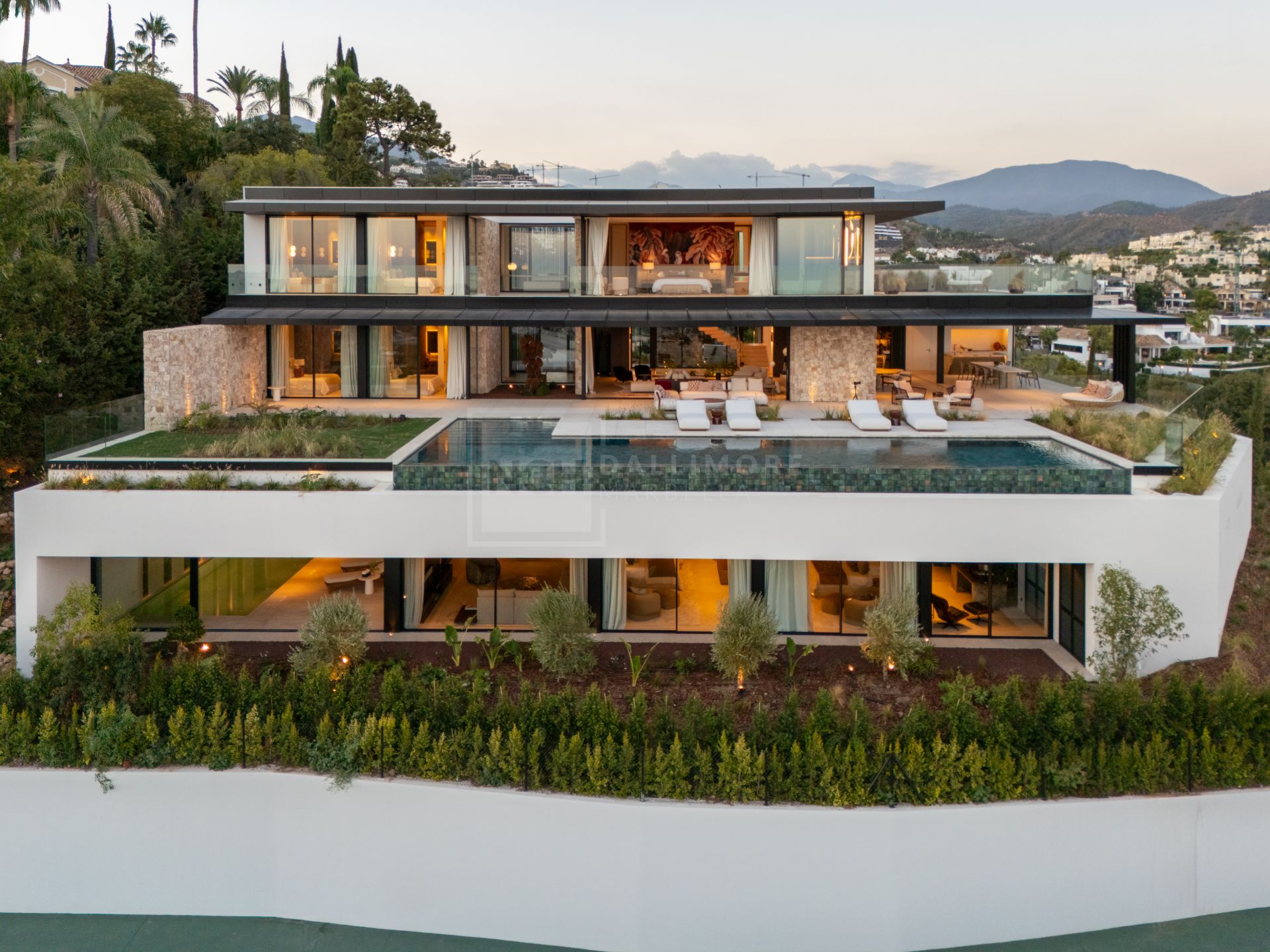 DESIGNER VILLA IN GATED ENCLAVE, SALINE INFINITY POOL, KNX SMART HOME & EV CHARGING