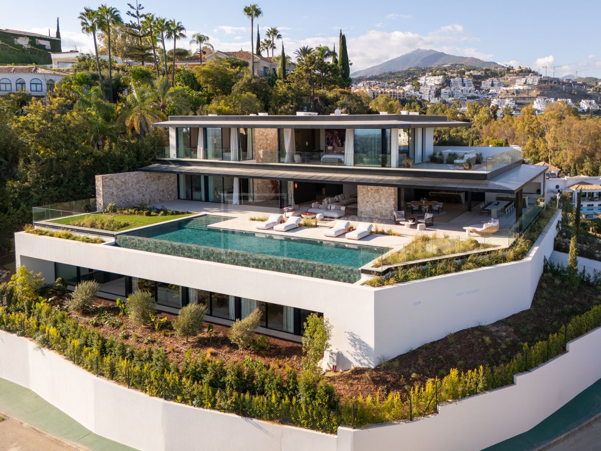DESIGNER VILLA IN GATED ENCLAVE, SALINE INFINITY POOL, KNX SMART HOME & EV CHARGING