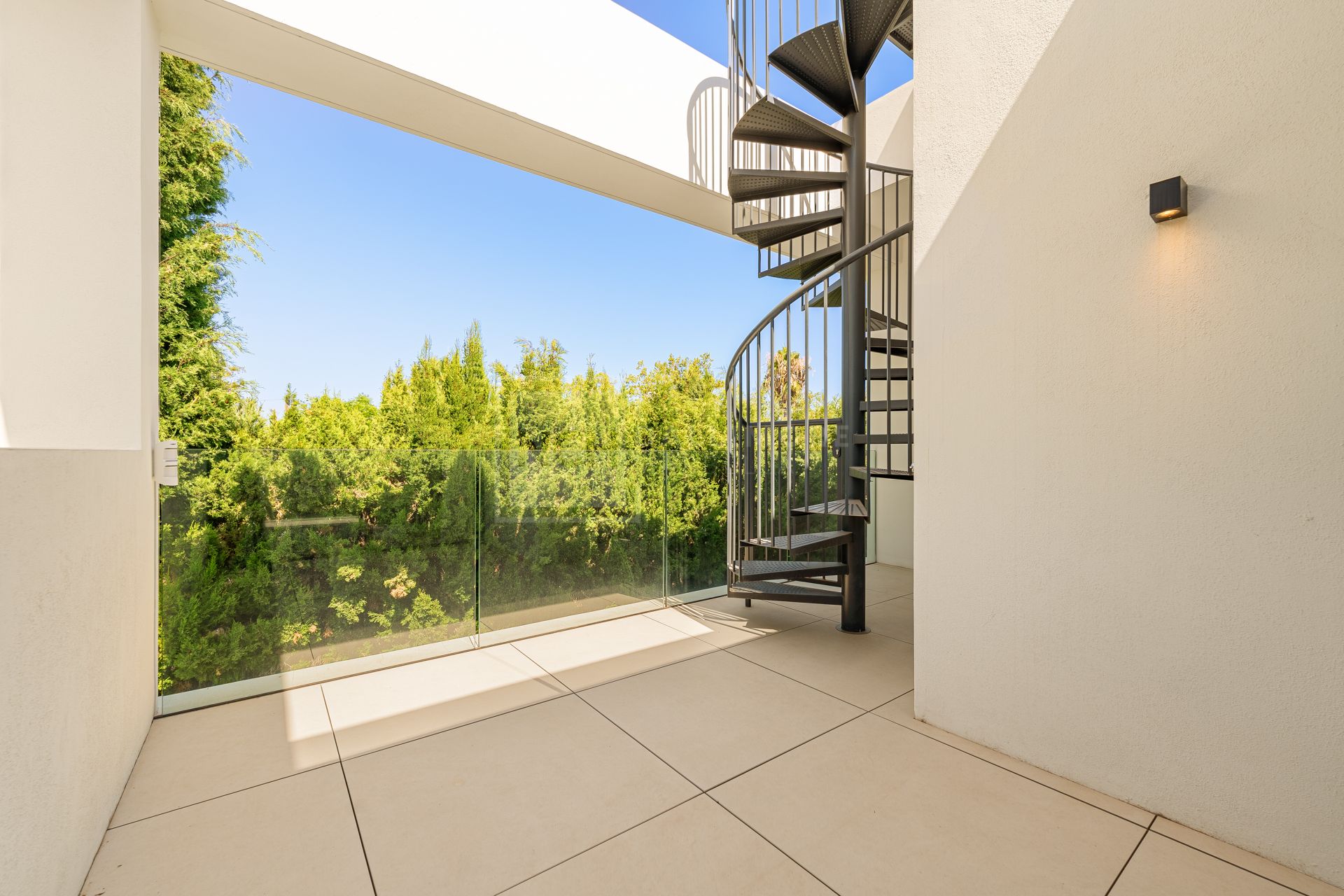 VILLA DE 6 DORMITORIOS CON CERTIFICACIÓN ENERGÉTICA A, SUELO RADIANTE, SISTEMA KNX Y PISCINA DE AGUA SALADA
