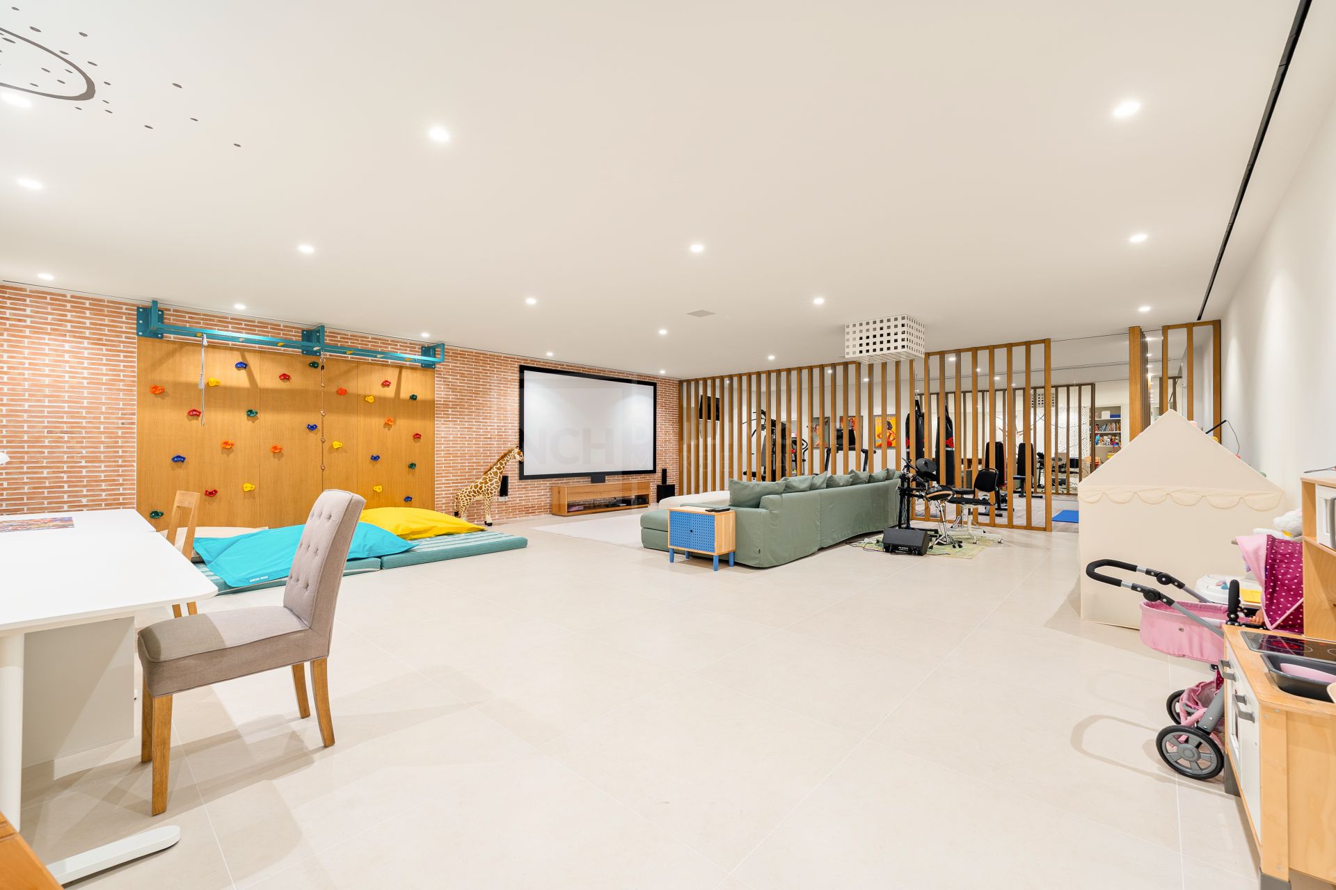VILLA DE 6 DORMITORIOS CON CERTIFICACIÓN ENERGÉTICA A, SUELO RADIANTE, SISTEMA KNX Y PISCINA DE AGUA SALADA